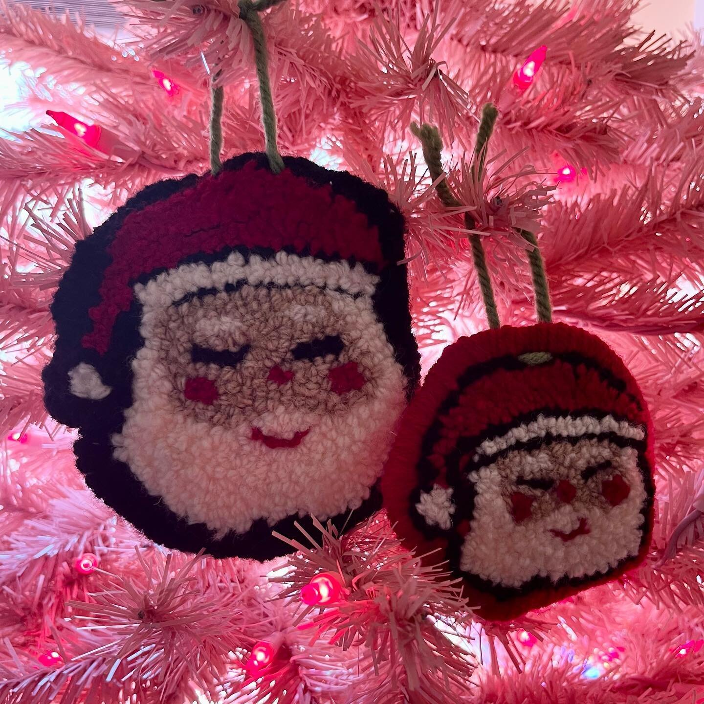 Big boy Santa and lil boi Santa. 

#punchneedle #christmas #santa #oxfordpunchneedle #diy #yarn