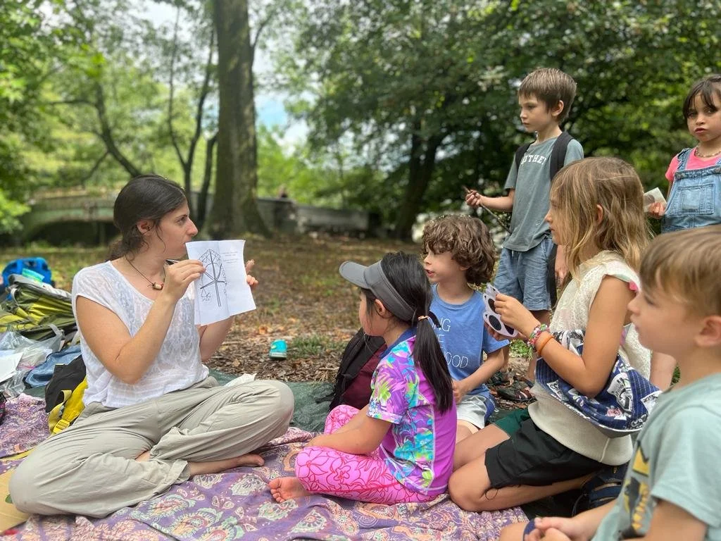 Wonder Leader describing a mission to a group of Wonder Kids