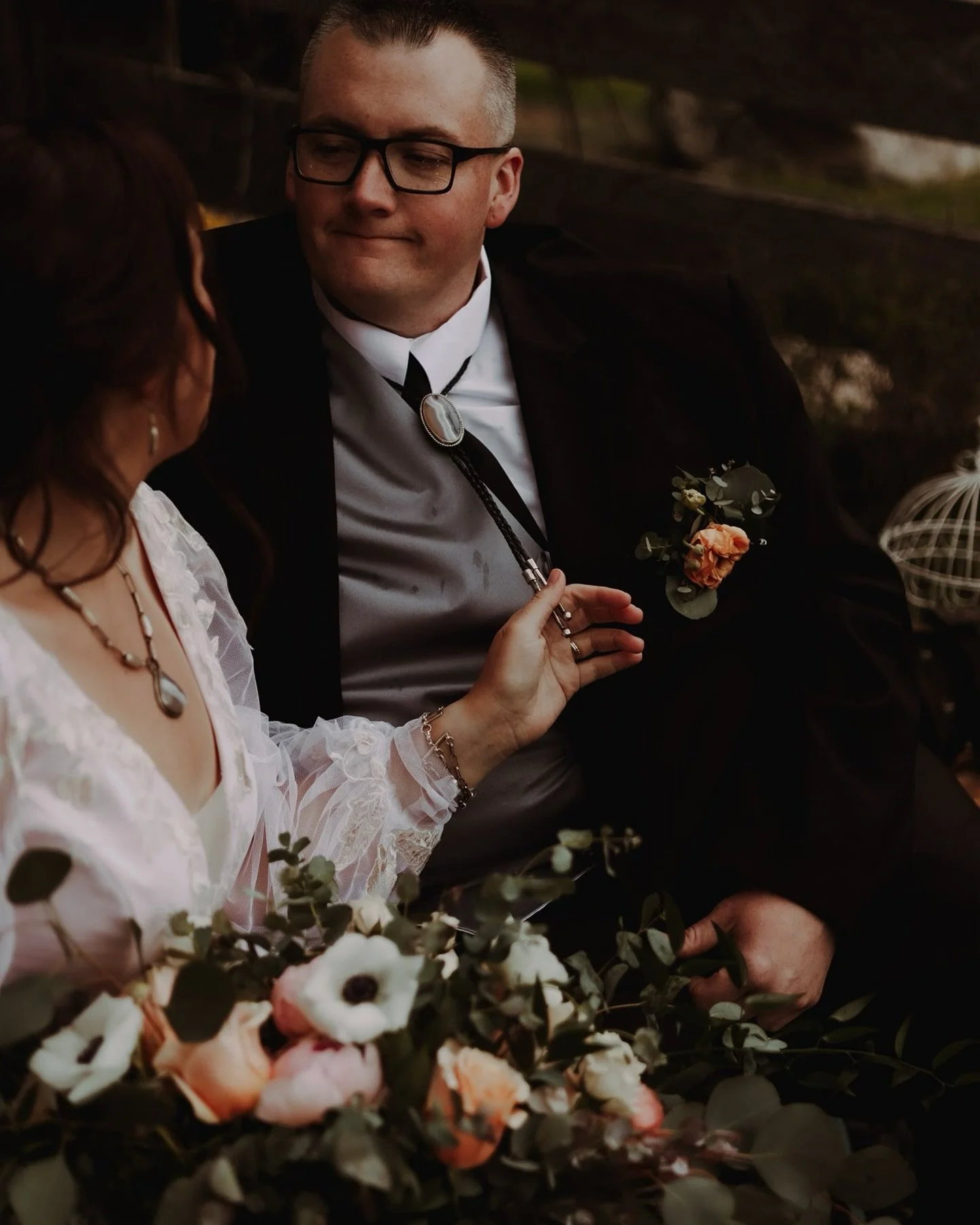 The original theme of this styled shoot was Peaches &amp; Cream but when the rain started to roll in it quickly turned into Peachy Dreams 🍑 🌙 As a mostly moody photographer I dream of a little rain on your wedding day 💧 

Venue: @thehitchinbarn
Mo