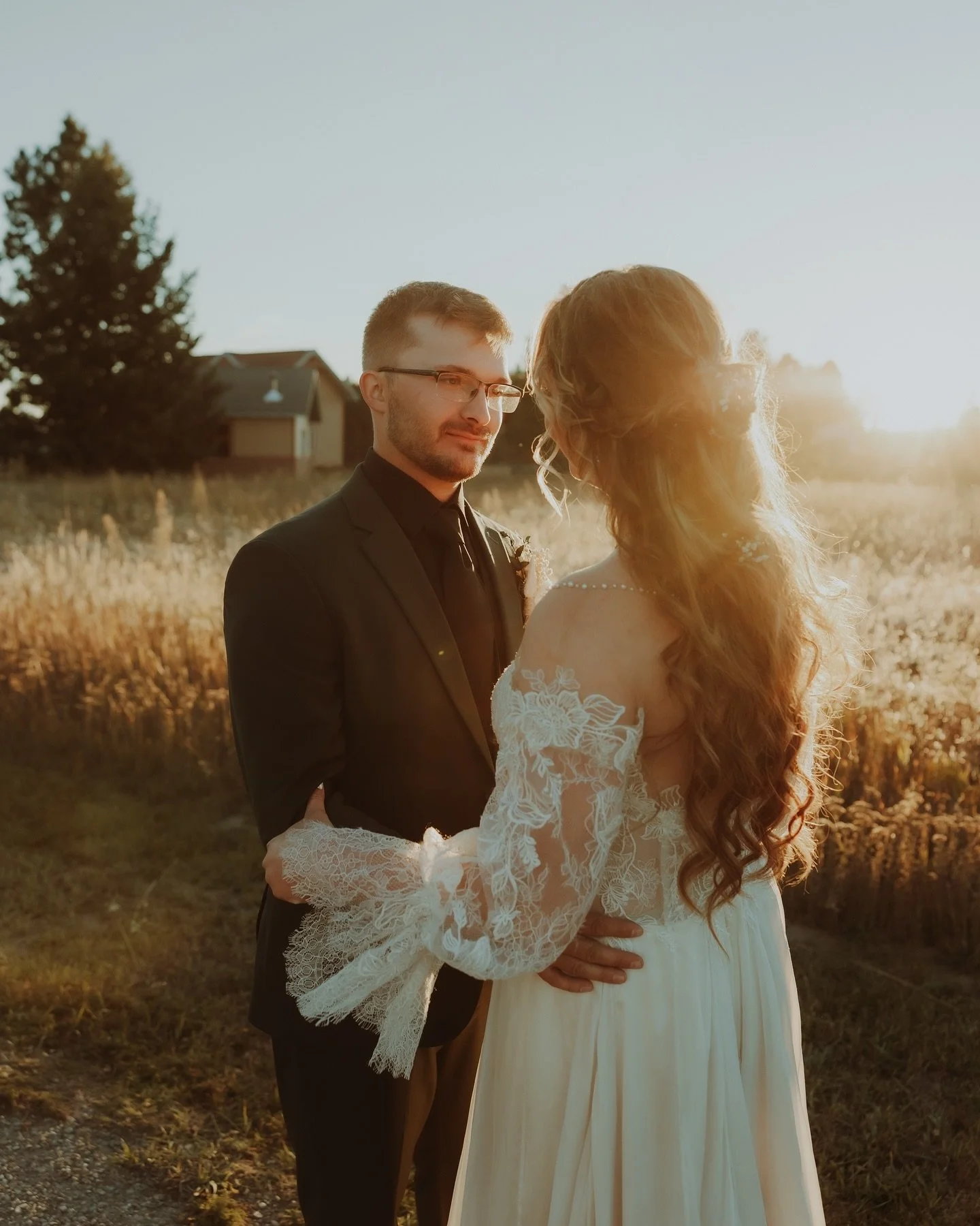 Ohhh sweet October how I love you so 🥹😍 

#kalispellweddingphotographer #montanaweddingphotographer #montanawedding #fallwedding #moodywedding #washingtonweddingphotographer 

Big thanks to @b.marie_imagery for shooting this one for me! I had my ba