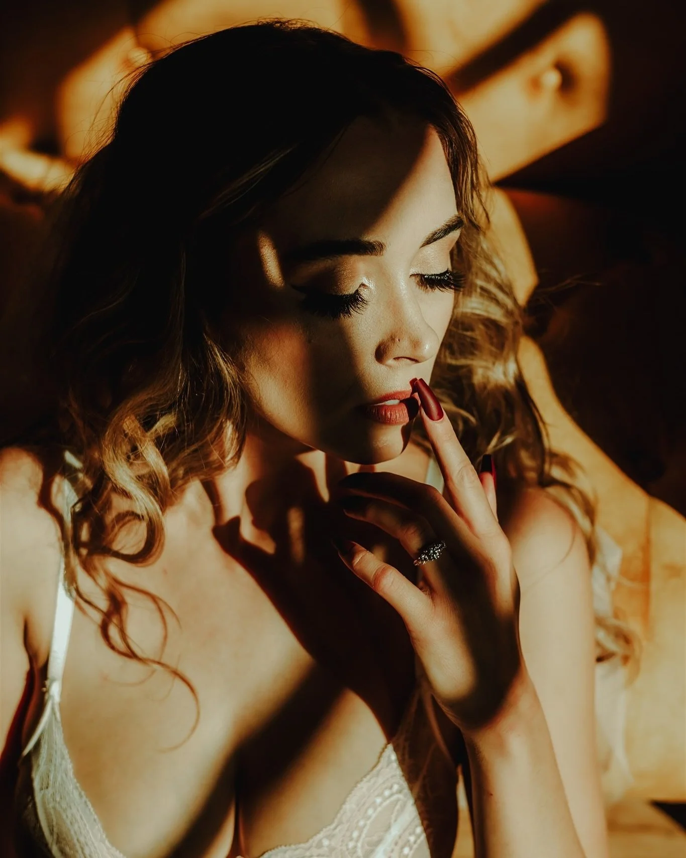 I&rsquo;ll never get tired of re sharing this warm + moody boudoir sesh from when I first started getting into boudoir! 

My books are open this winter for anyone who wants to make some new moody magic with me 🔮🖤

#spokaneboudoir #spokanephotograph