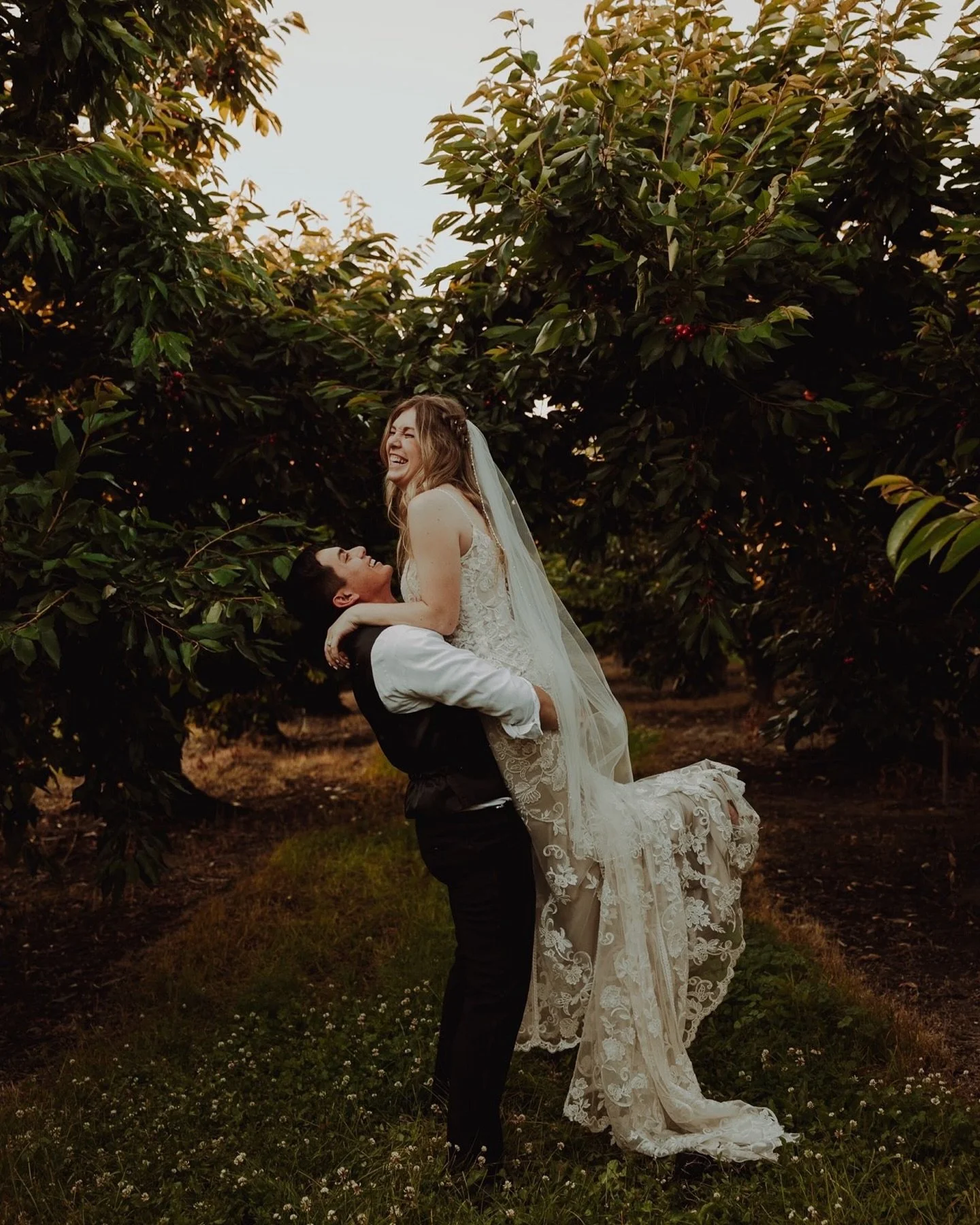 #spokanewashington #spokanephotographer #spokaneweddingphotographer #spokaneweddings #tricitiesphotographer #tricitieswedding #socialmedia #vineyardwedding