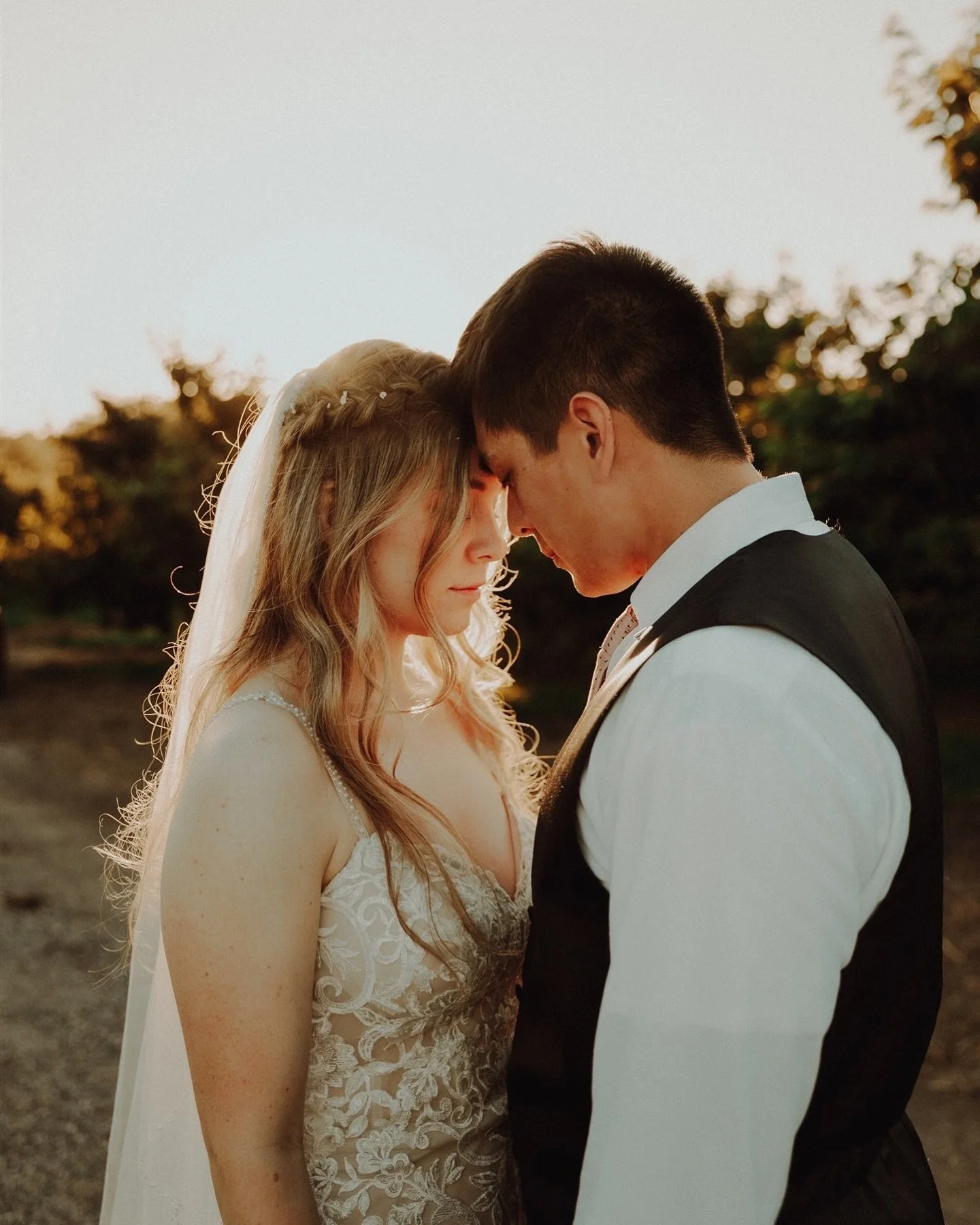 Most couples are tapped out of photos by the time sunset hits but dang it they&rsquo;re just so worth it to sneak away for that quick little 15 minutes 😭😍 

#spokaneweddingphotographer #spokanewedding #pnwcollective #pnwphotographer #pnwweddingphot