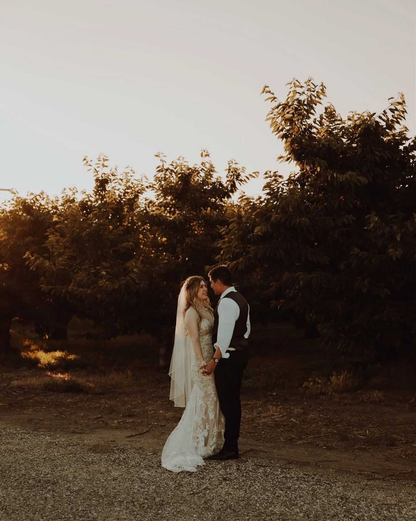 My first engagement captured couple finally got married a couple weeks ago 🥹🫶 

The wedding somehow topped the engagement session too?? Likkkke? How did I get so lucky to capture so many beautiful humans &amp; their milestones 😭 

Now I&rsquo;ll j