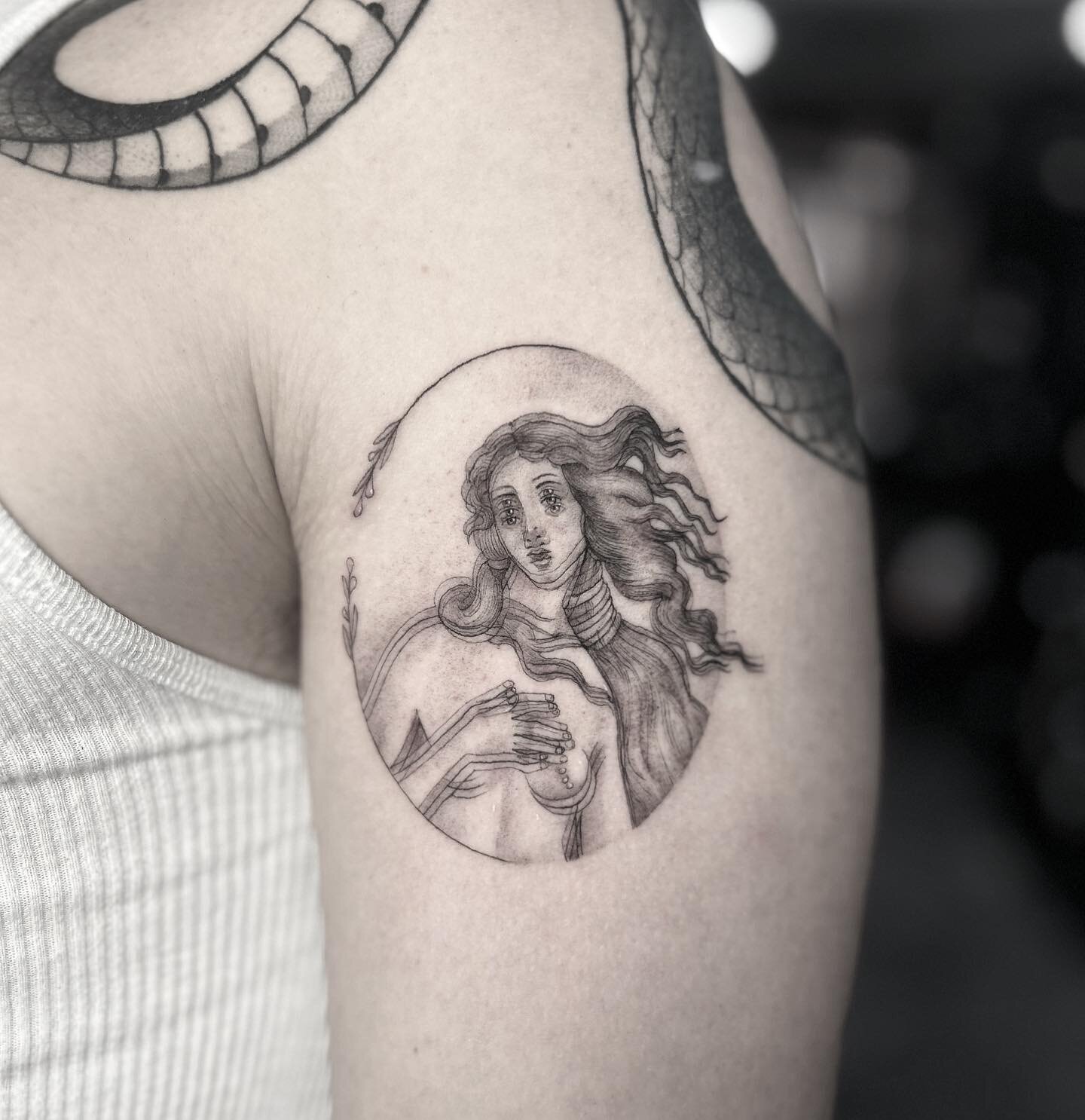 El nacimiento de Venus jam&aacute;s hab&iacute;a sido tan confuso, it was it ? 
.
.
.
#nacimientodevenus #venustattoo #fineline #blackandgreyfineline #losangeles #california #ink #art #la #blurryeffect