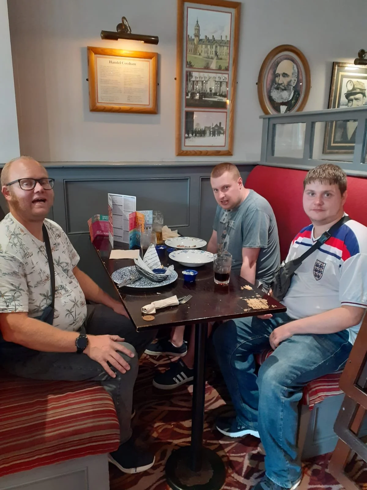 Image of Cintre's people supported enjoying a meal.