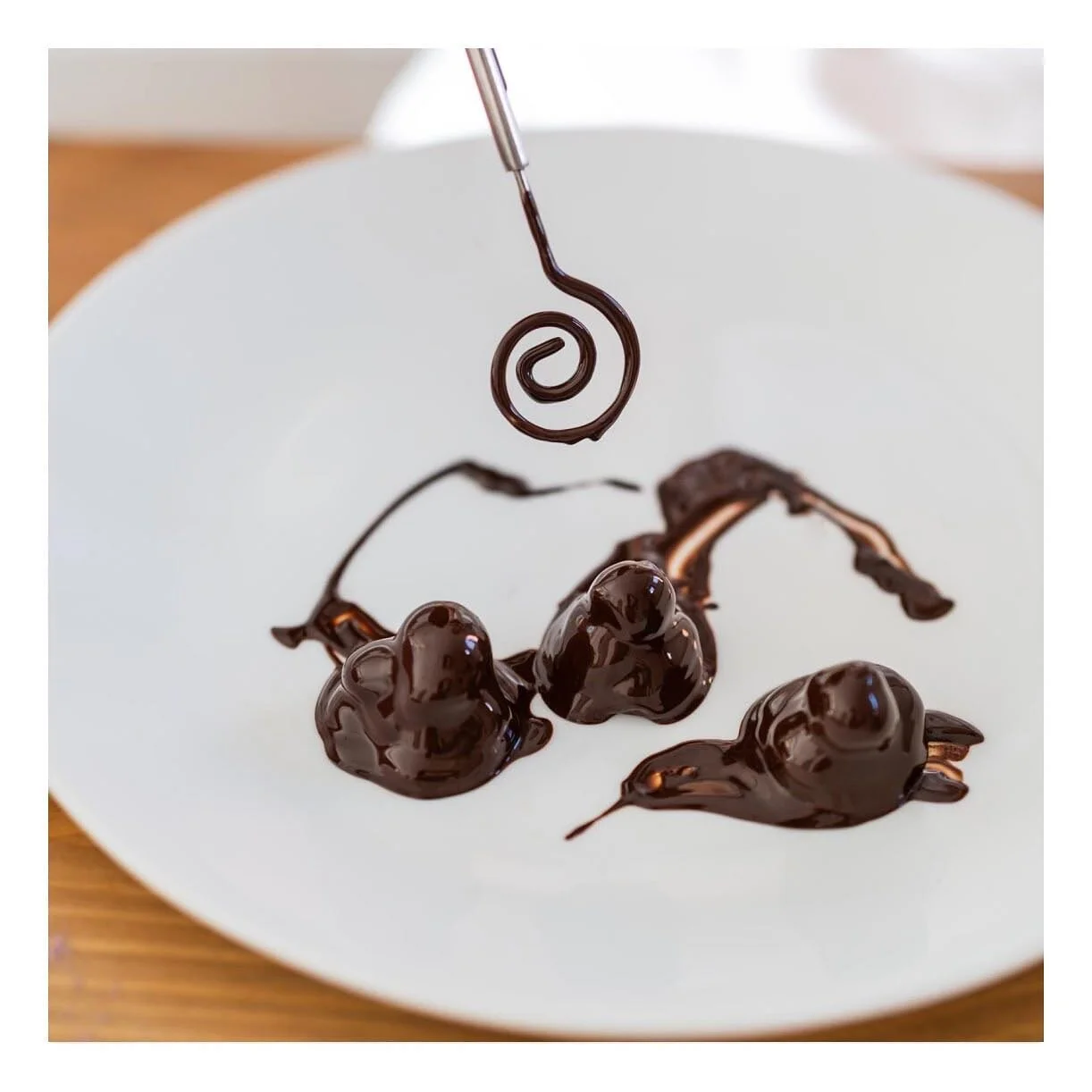 Dale rienda suelta a tu pasi&oacute;n por el chocolate y disfruta sin restricciones 🍫

Si eres un amante del cacao y deseas saborearlo sin sentimientos de culpa, buscando una salud &oacute;ptima y vitalidad, el chocolate negro es tu mejor elecci&oac