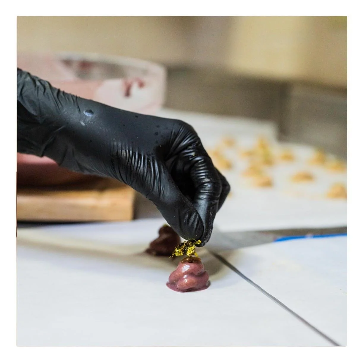 &iquest;El chocolate y el veganismo pueden ir de la mano?

&iexcl;Claro que s&iacute;, con eleBele!
Muchas marcas de dulces agregan l&aacute;cteos a sus productos de chocolate para obtener una textura m&aacute;s suave y cremosa. Sin embargo, esto los