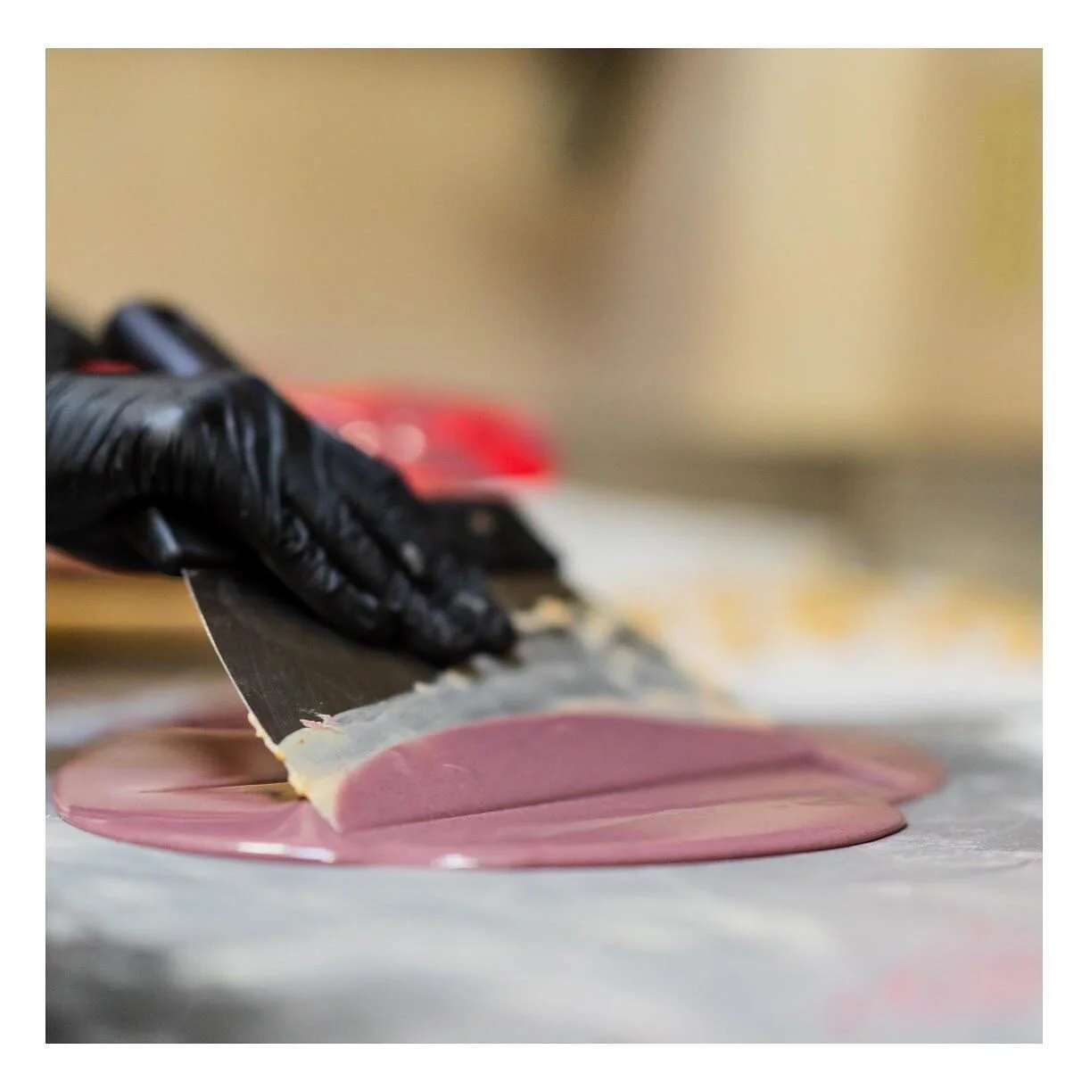 eleBele: el chocolate vegano que despierta tus sentidos

En eleBele, creemos que no deber&iacute;as tener que renunciar al placer del chocolate por ser vegano.

Es por eso que hemos creado una gama de chocolates exquisitos que no contienen l&aacute;c