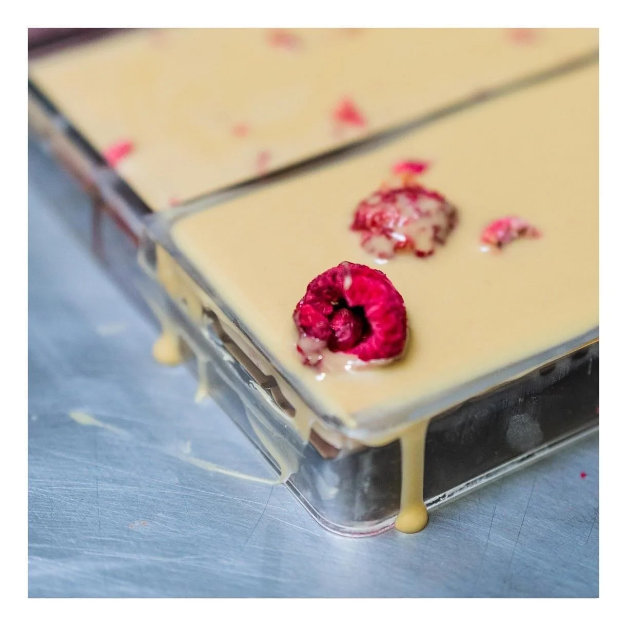 En eleBele, nos esforzamos por brindarte una experiencia completa, desde la selecci&oacute;n de tus chocolates favoritos hasta la entrega segura a tu puerta.

&iexcl;Descubre la comodidad de recibir tus delicias de chocolate en cualquier lugar y mome