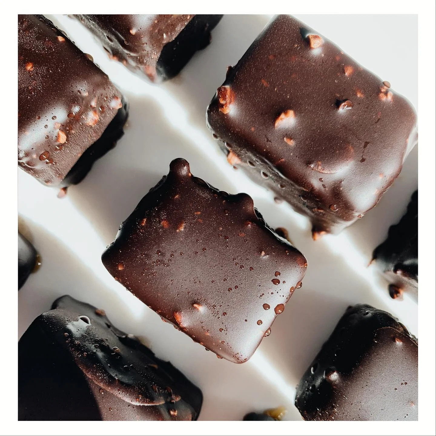 &iexcl;Nos complace anunciar nuestro servicio de entrega para satisfacer las necesidades de nuestros clientes! 💫

En eleBele, entendemos la importancia de recibir tus chocolates favoritos de la manera m&aacute;s conveniente posible. Es por eso que o