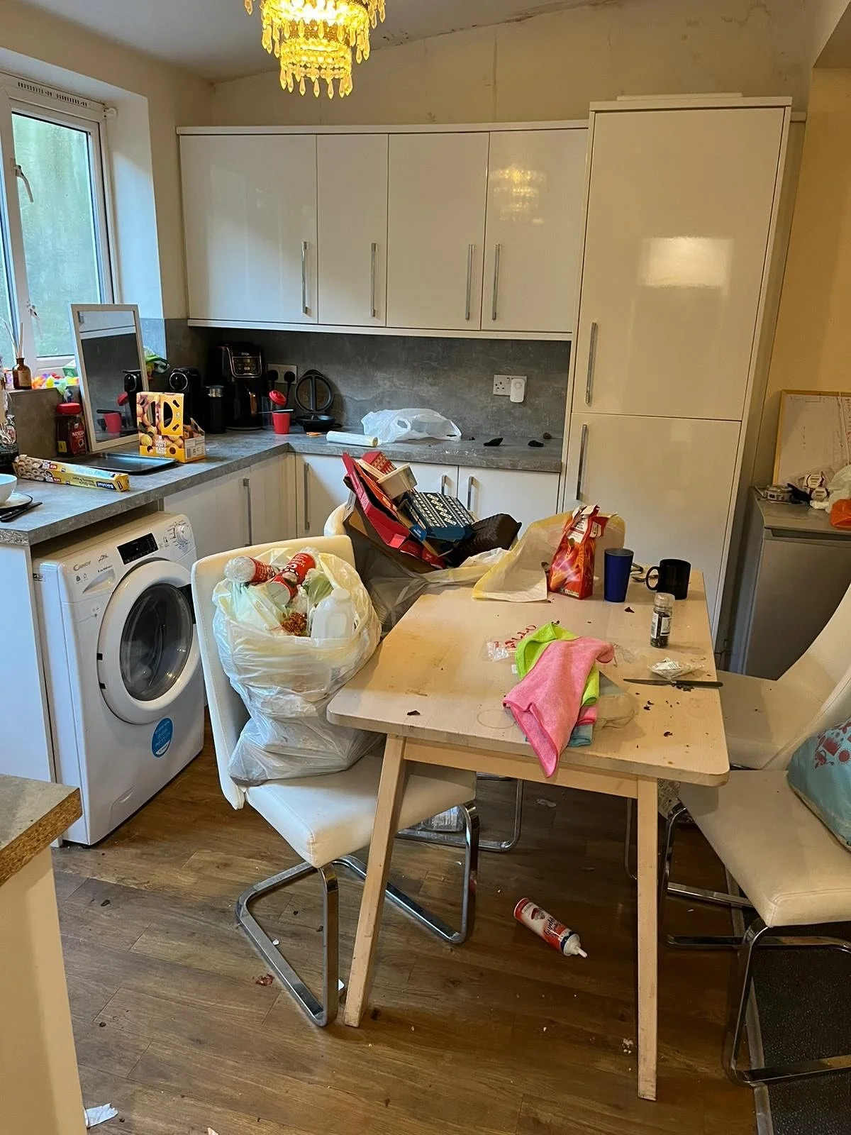 Had a Big Night? We’ve Got the Clean-Up Covered! 🧽
Don’t spend your morning scrubbing floors and tackling bottles
DU Clean is here to help!
We offer affordable after-party cleaning for students:
✨ Kitchens, lounges & bathrooms cle