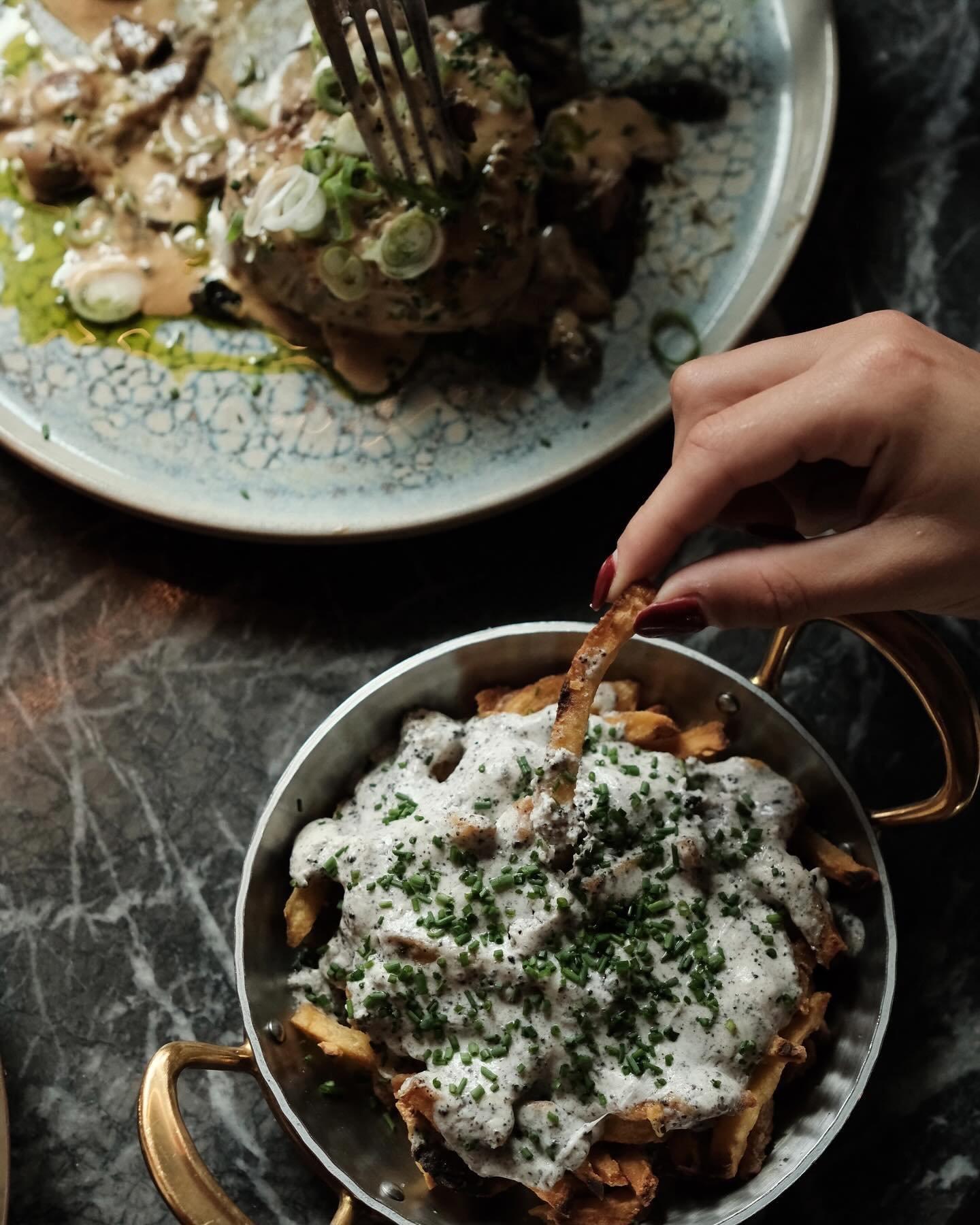 Votre p&eacute;ch&eacute; mignon : nos pommes-allumettes mozza-truffe 🤍

#andy #dismoioui #andylemabilay #party #food #rennesmaville #foodrennes #restaurantrennes #partyrennes #goodfood