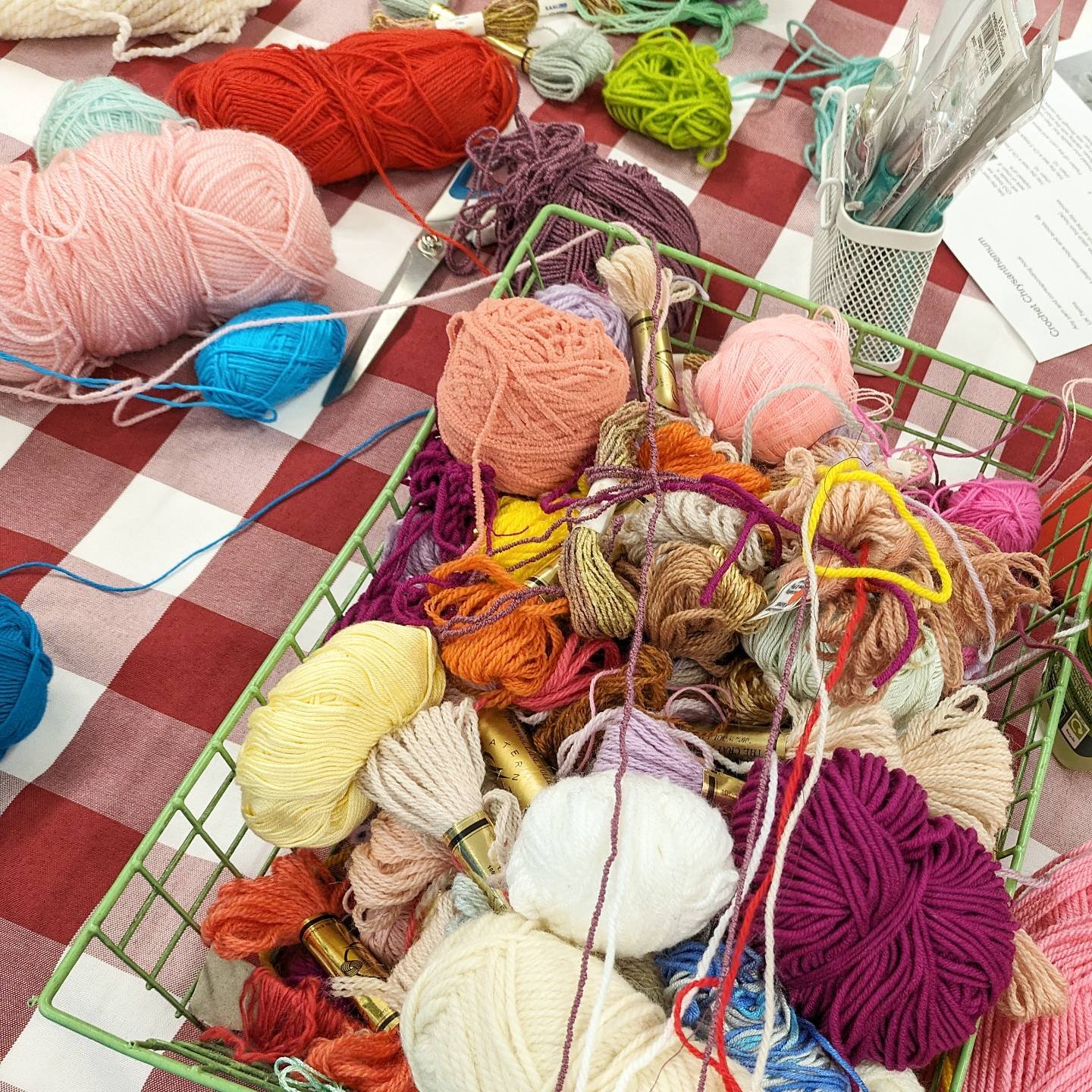 Yarn chaos (and fun!) in our weekly textiles group. If you'd like to join, contact us today! 

#socialprescribing #creativehealth #creativehealthcamden #knittingismyyoga