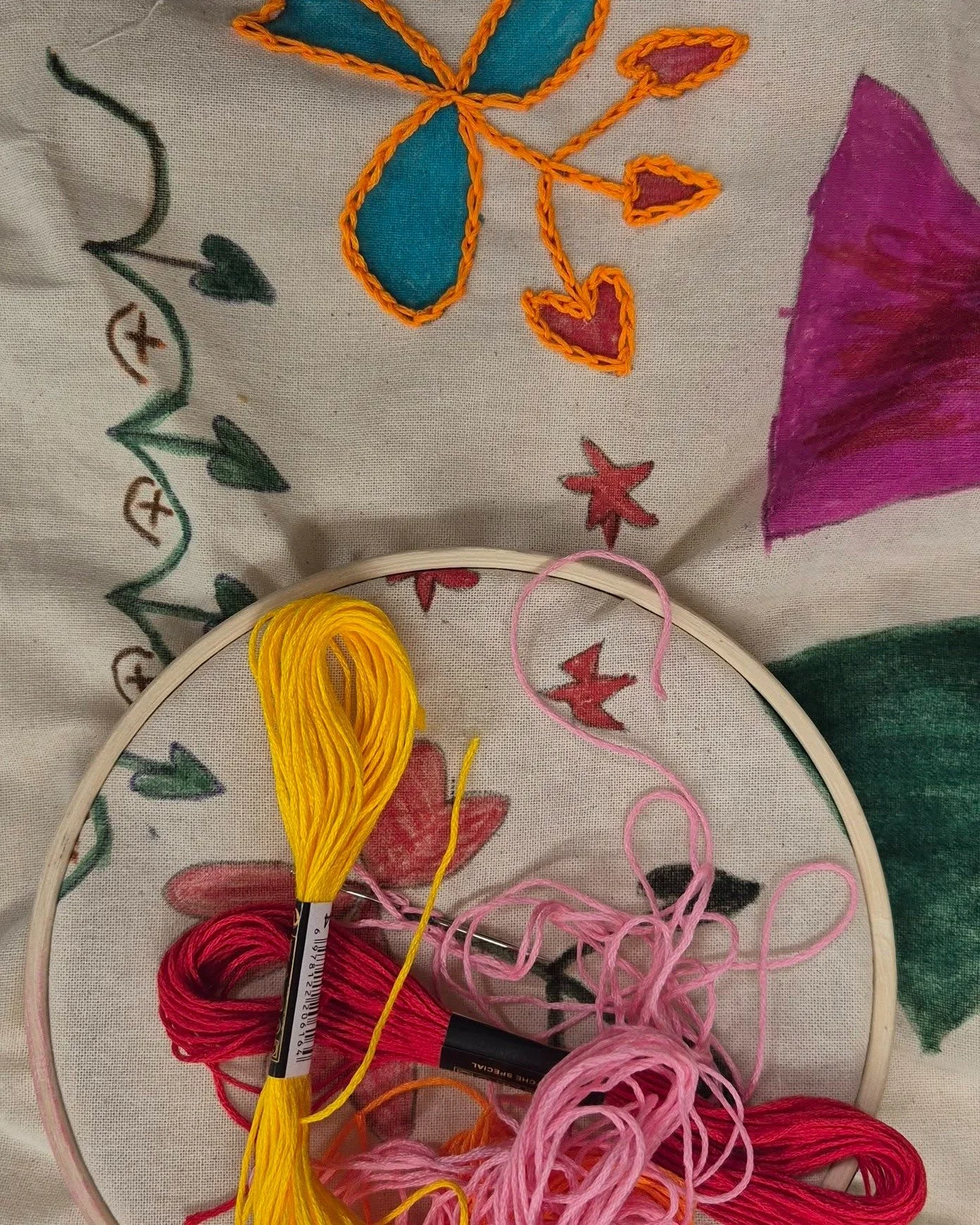 Social Shapla is in session - and we've got stitching on hand coloured tote bags! A fun way to vamp-up your old tote bag or create a completely new design 🪷

As Shapla means 'water lily' in Bengali, you can see some of our participants have been ins