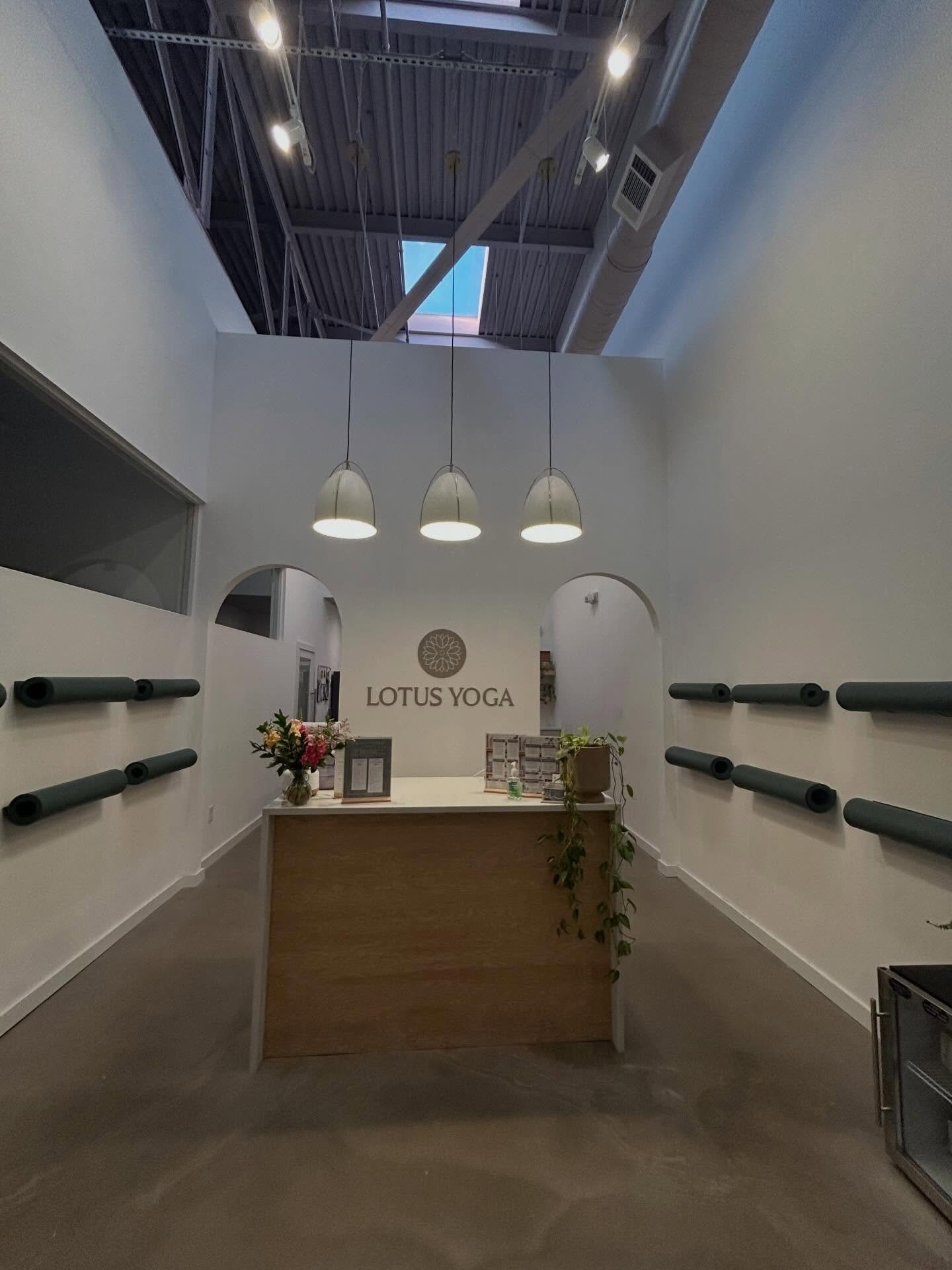 It may feel like winter outside again ❄️ but it&rsquo;s looking a lot like spring in the studio 🌸 @everydaybouquetathens 

Fresh flowers, warm rooms, and a little reminder that brighter days are on the way. See you at Lotus!

#lotusyogaandpilates #w