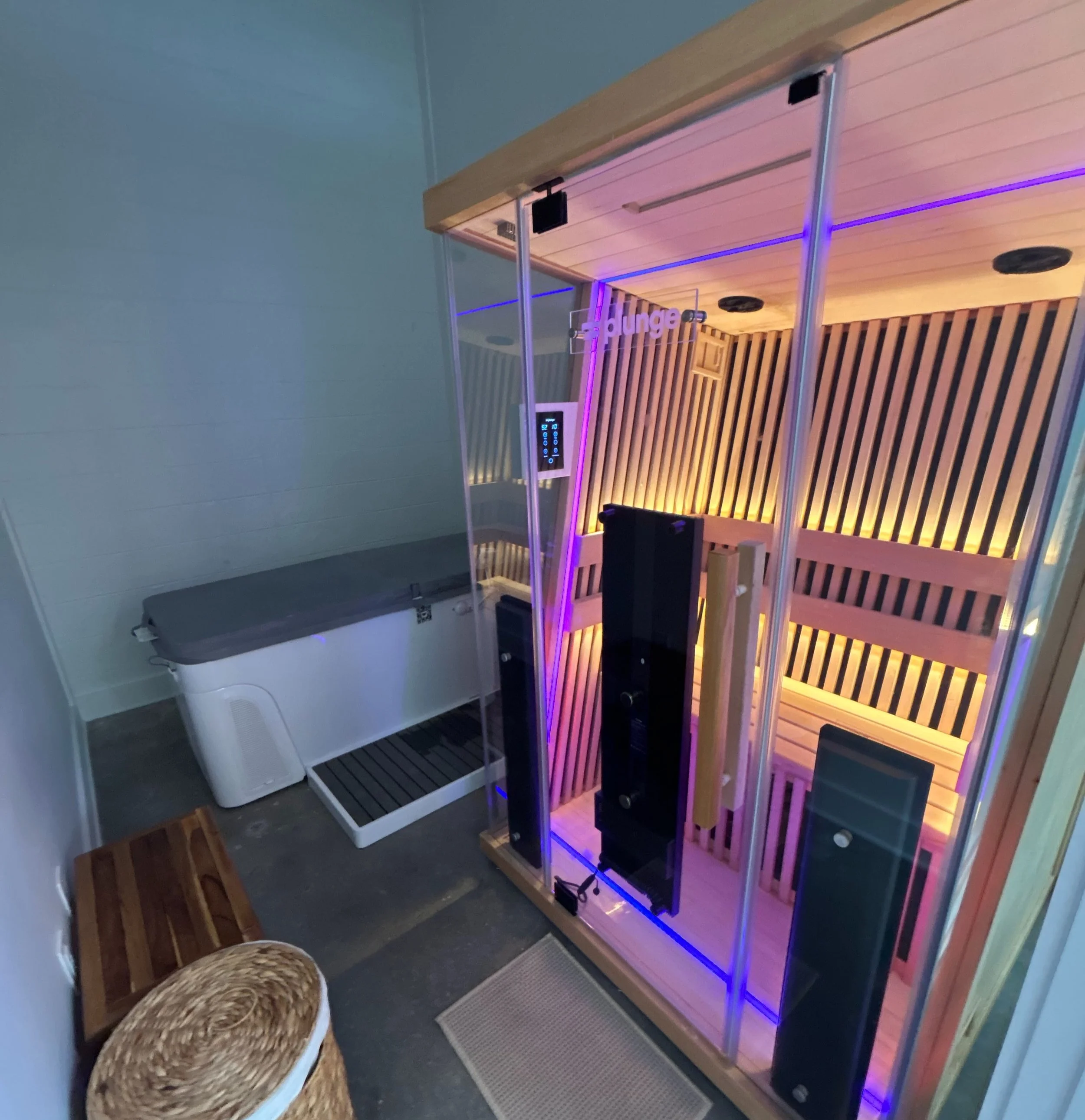 YOUR RECOVERY ROUTINE, YOUR WAY.

Meet your new favorite way to slow down, reset, and recharge at Lotus Movement&rsquo;s Baxter Street studio.

Book a 15- or 30-minute recovery session and make the time your own. Enjoy the infrared sauna, the cold pl