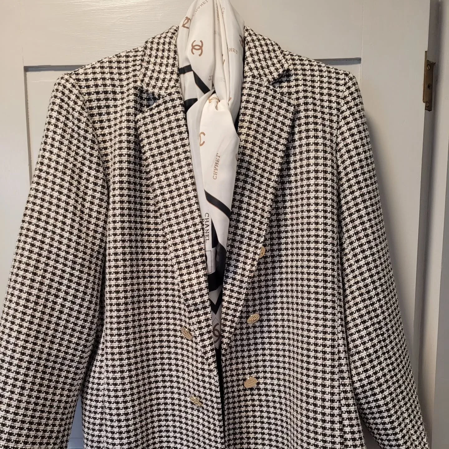 I'm heading West on a business trip,it's an annual thing for my "real job"... I needed an accessory to go with this blazer, first thought, gobs of pearls...but that's heavy for my carry-on! So I went to Carmen and Ginger and bought this fab