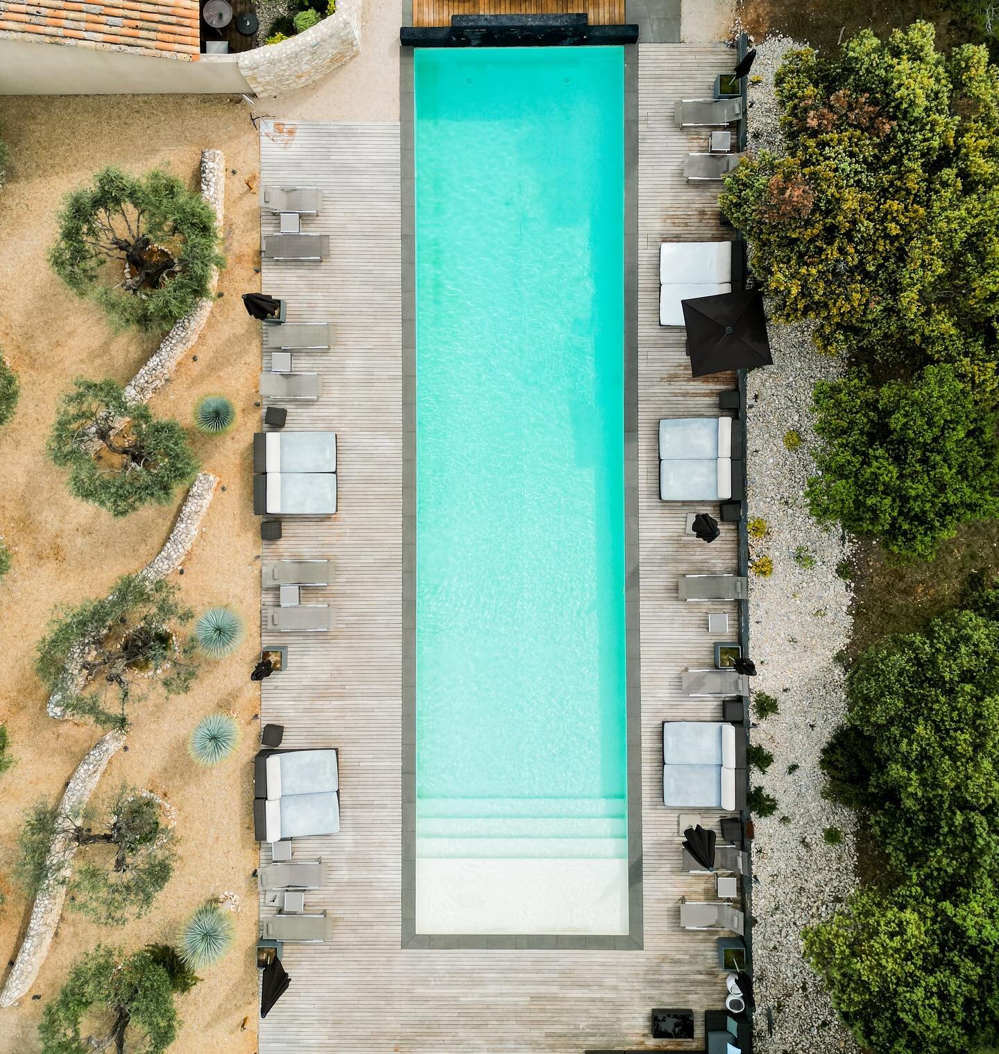 Les beaux jours arrivent ! 🌻
Notre piscine vue a&eacute;rienne, envie d&rsquo;y piquer une t&ecirc;te ? 🏊&zwj;♂️

#domainelapierreblanche #pierreblanche #hotel #restaurant #piscine #swimming #pool #alpilles #provence #sud #eygalieres