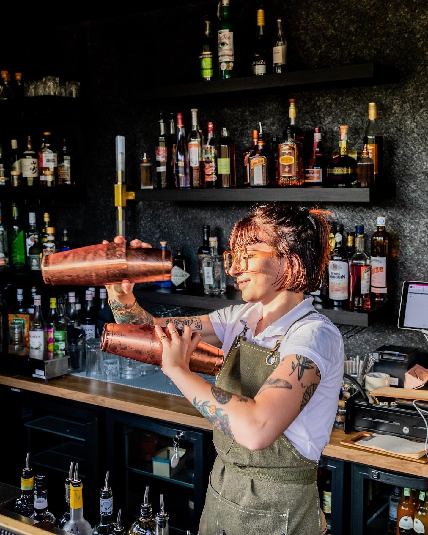 L&rsquo;AMBAR est ouvert🍸
Profitez de cocktails signatures avec du ros&eacute; local, des recettes &eacute;labor&eacute;es rien que pour vous ! 
Fantine aux shakers 💥

📸  @clecuru 

#domainelapierreblanche #pierreblanche #hotel #restaurant #alpill