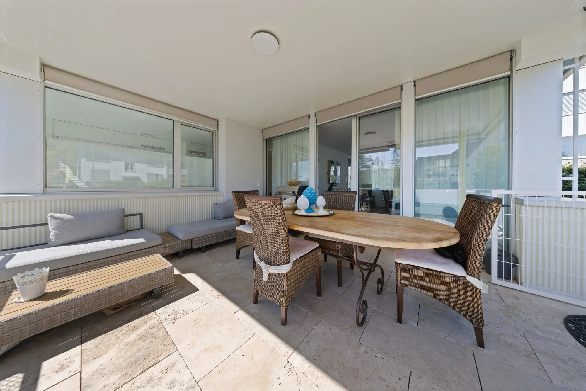 Gedeckter Sitzplatz mit Solenhoferboden