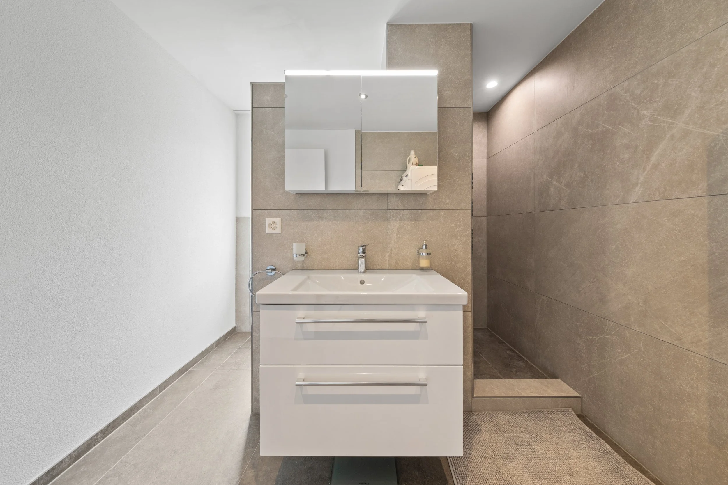 Lavabo und Dusche