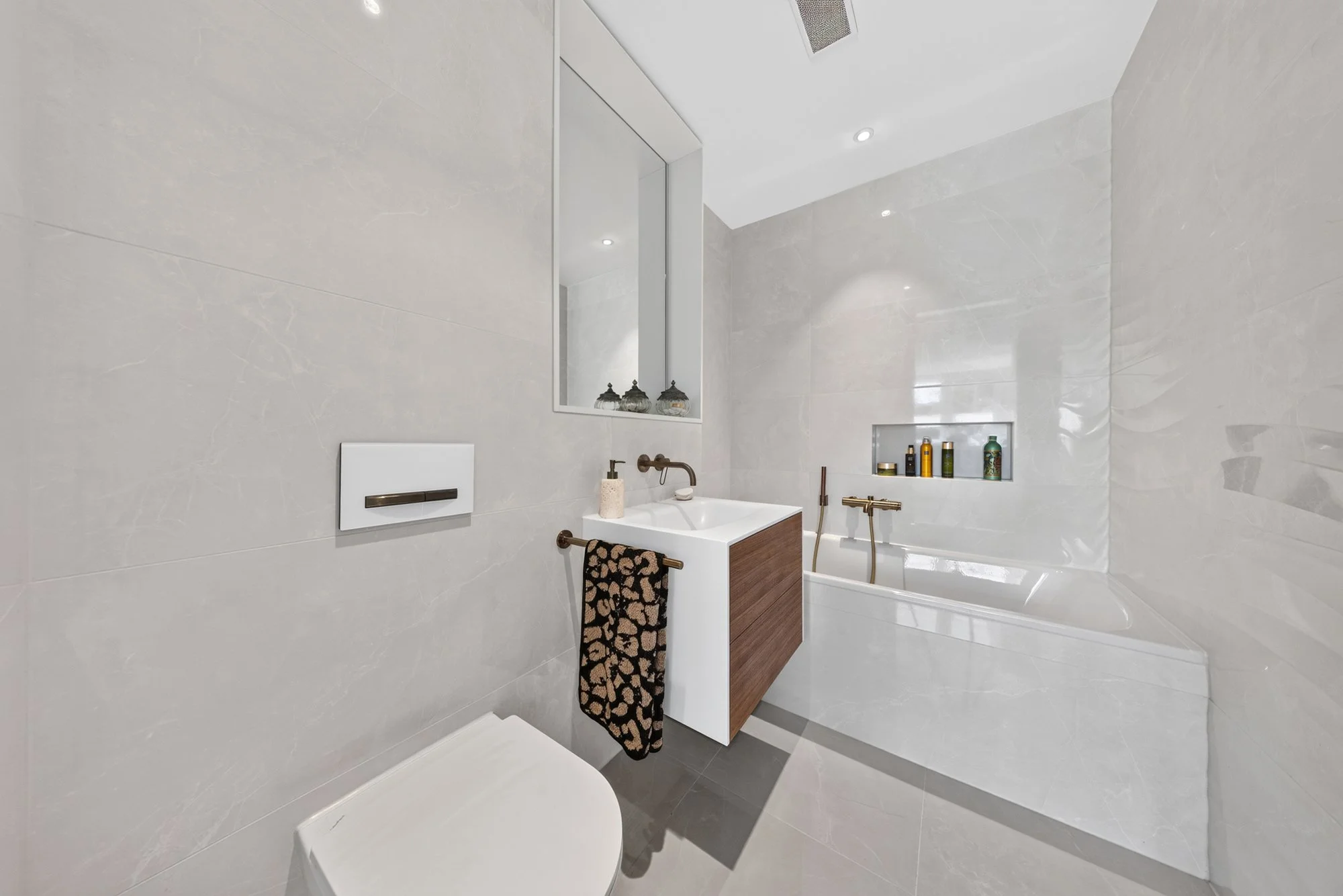 Badezimmer mit Badewanne und Nische