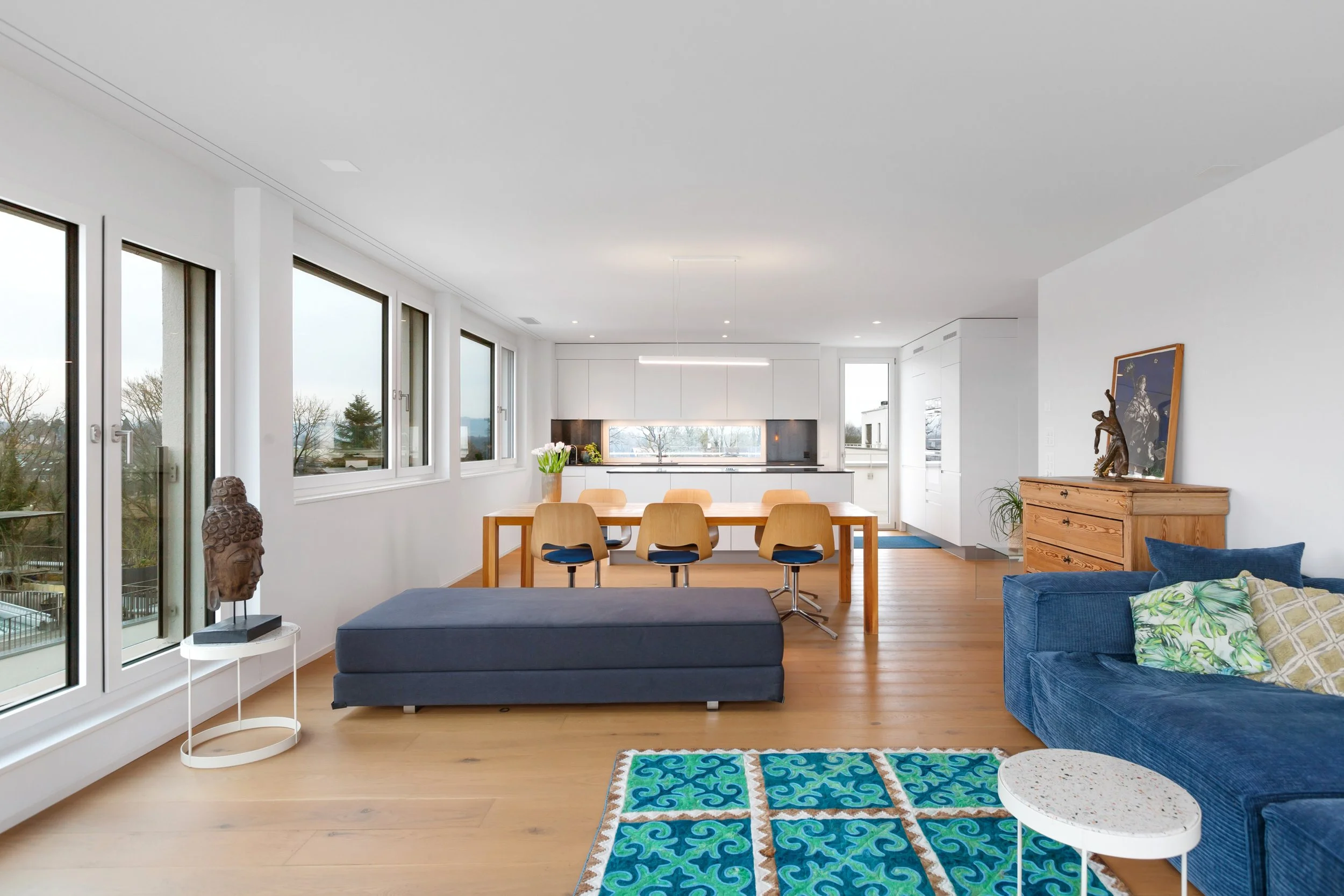 Grosszügiger und lichtdurchfluteter Wohnbereich