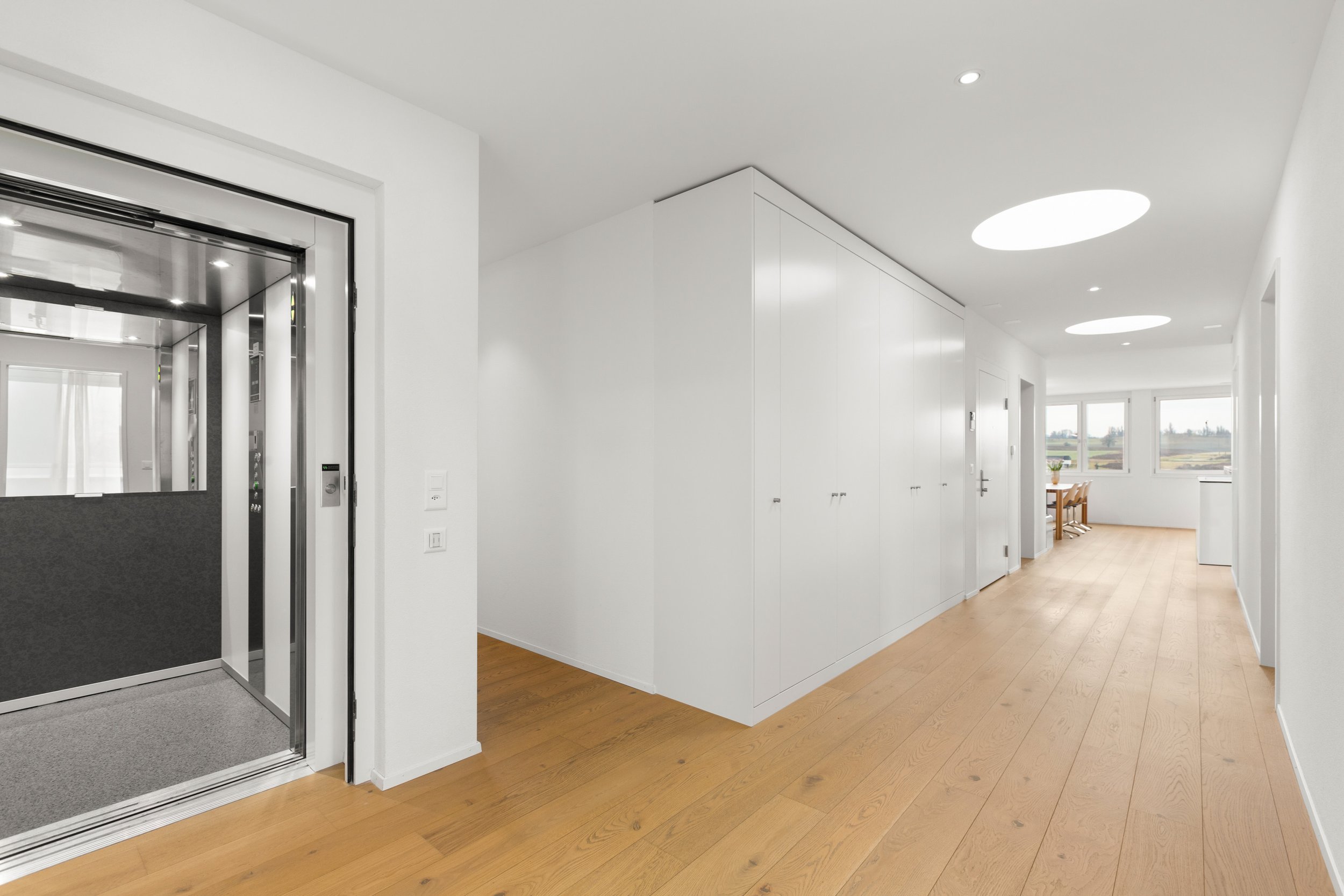 Flur mit Lichthöfen und Einbauschränken