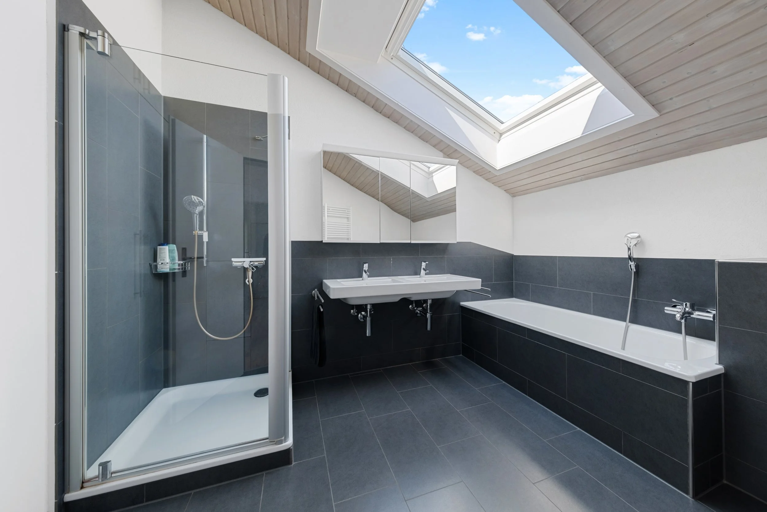 Familienbad mit Einbauschränken