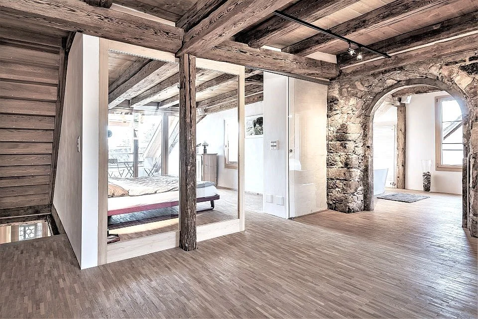 Dachgeschoss mit Zugang ins Badezimmer und Schlafzimmer