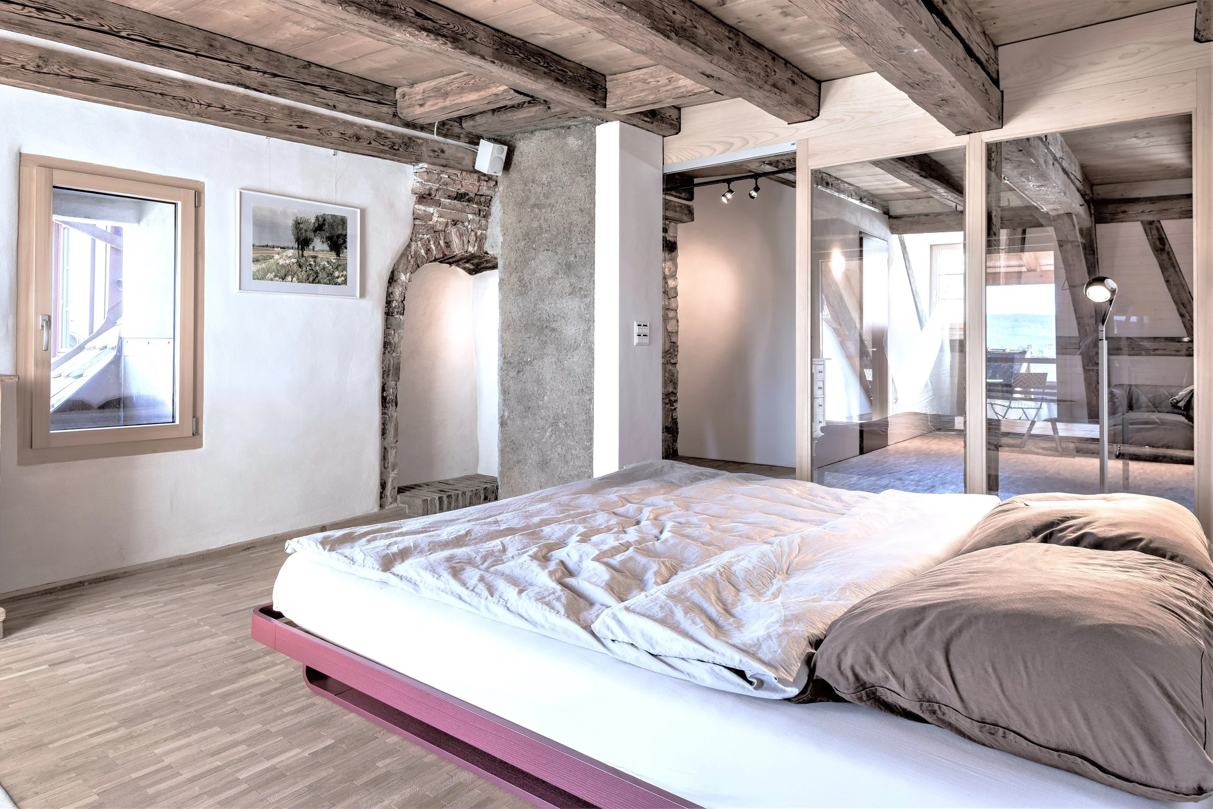 Schlafzimmer mit Zugang auf den Balkon