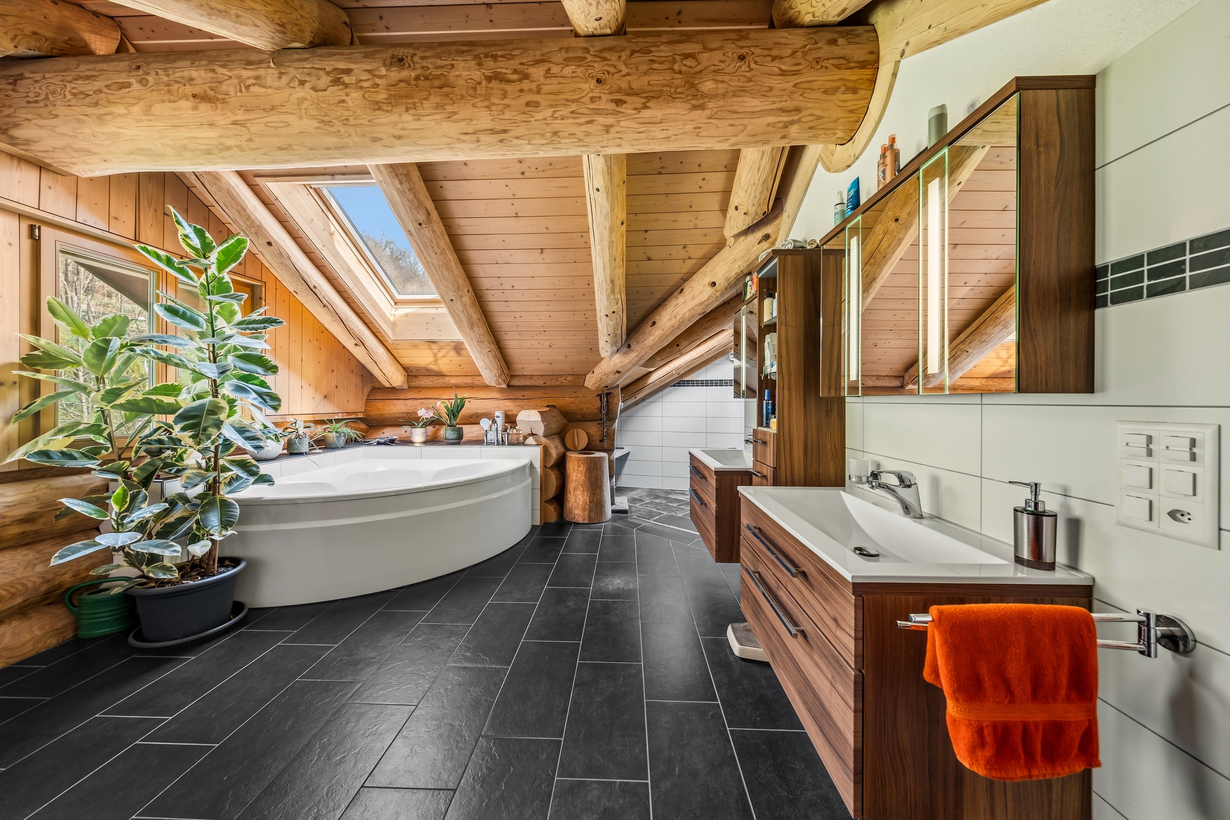 Grosses Bad mit viel Tageslicht, Wäscheabwurf