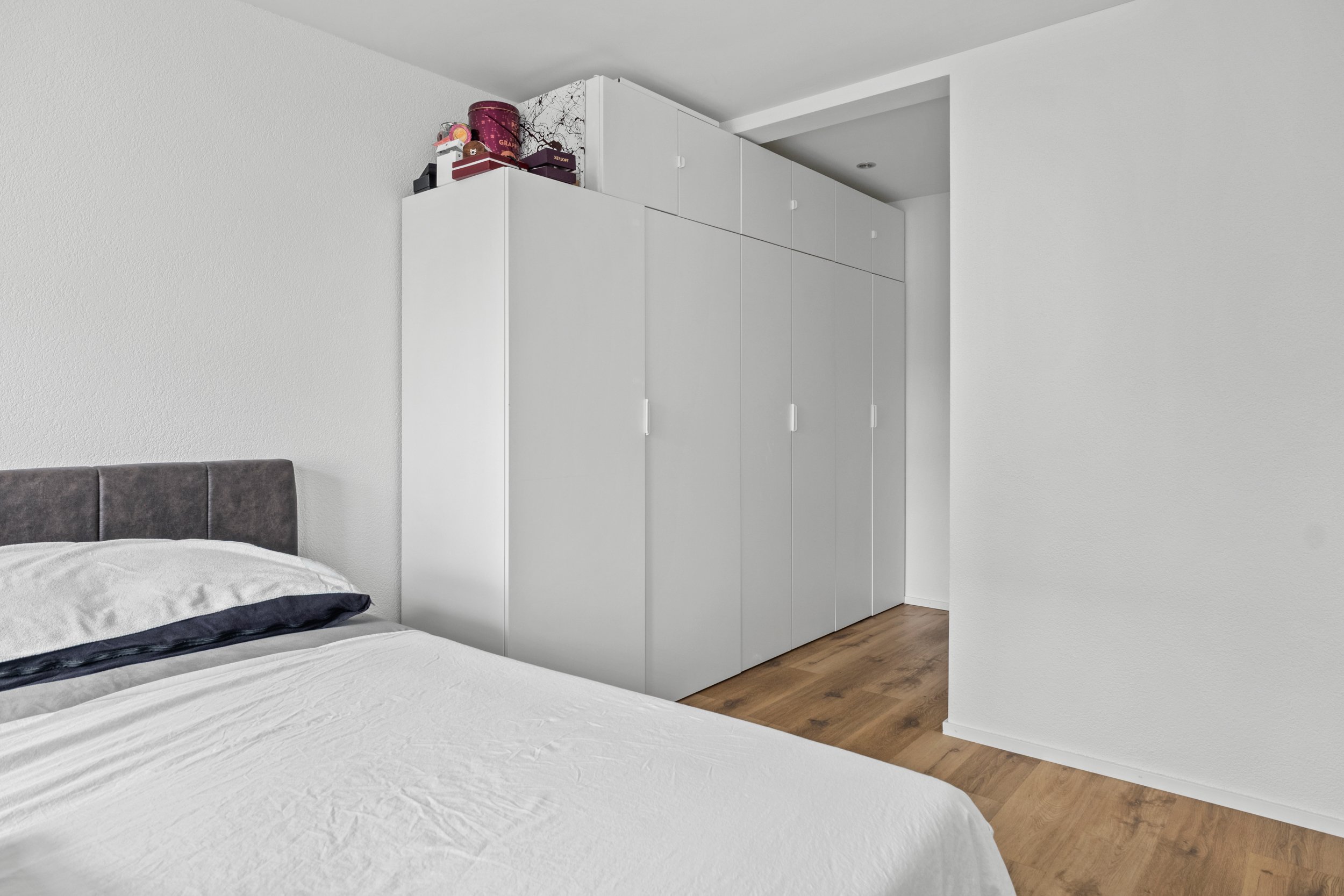 Schlafzimmer mit Ankleidebereich im EG