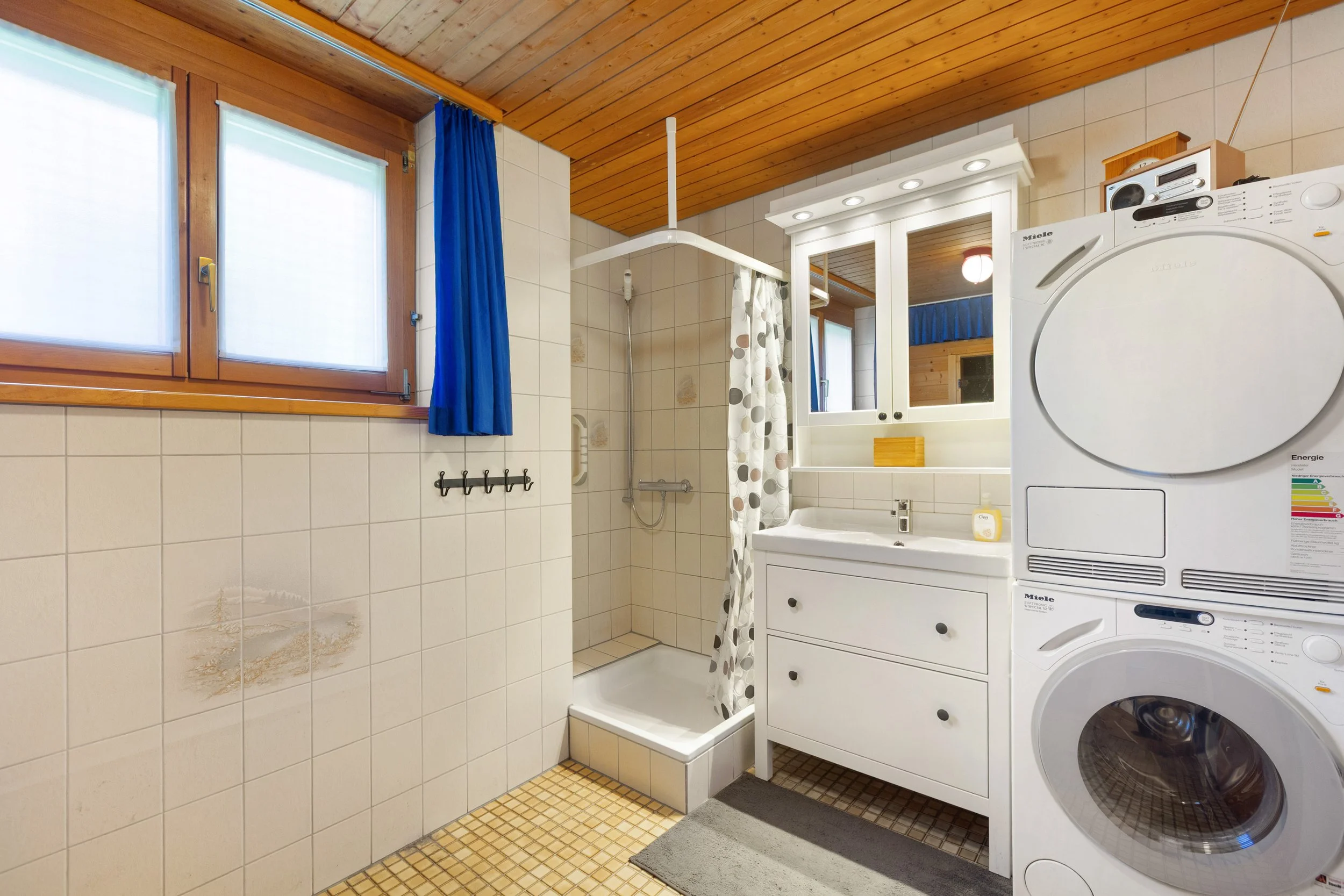 Badezimmer im EG mit Waschturm und Sauna