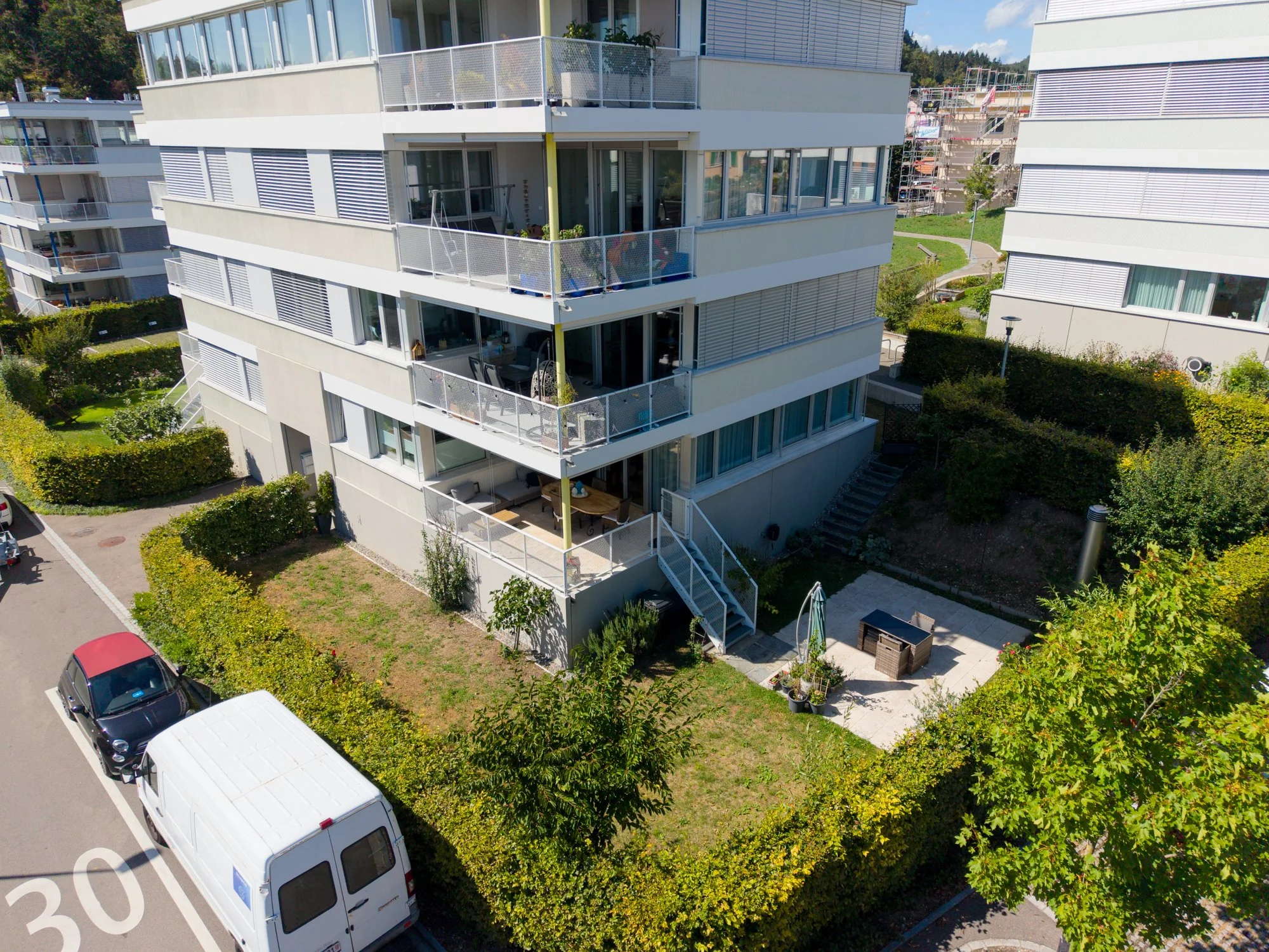Gartensitzplatz mit Wiese und Privatsphäre