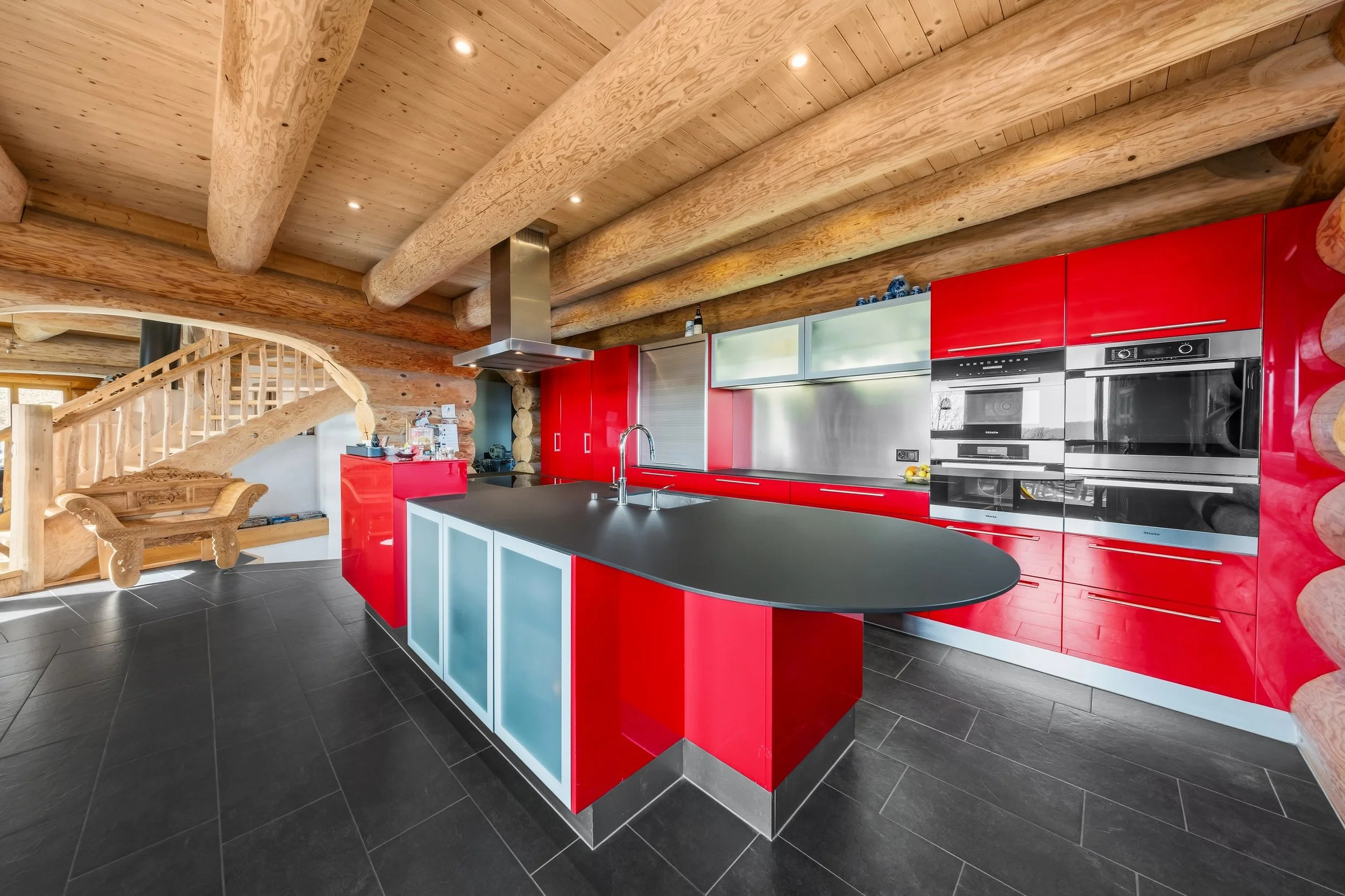 Grosszügige Küche mit angrenzendem Reduit und Miele-Geräten