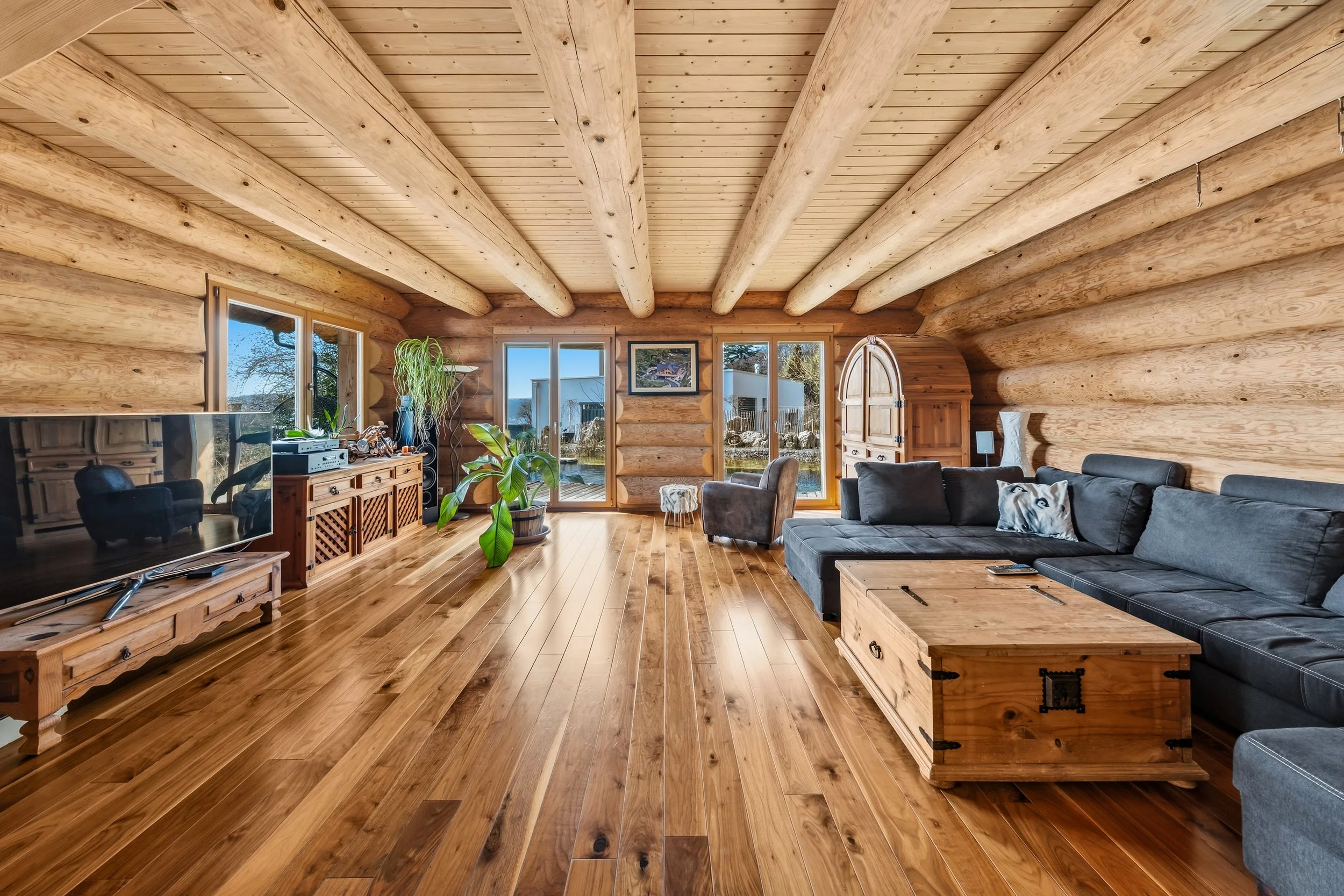 Wohnzimmer mit amerikanischem Wallnuss-Boden