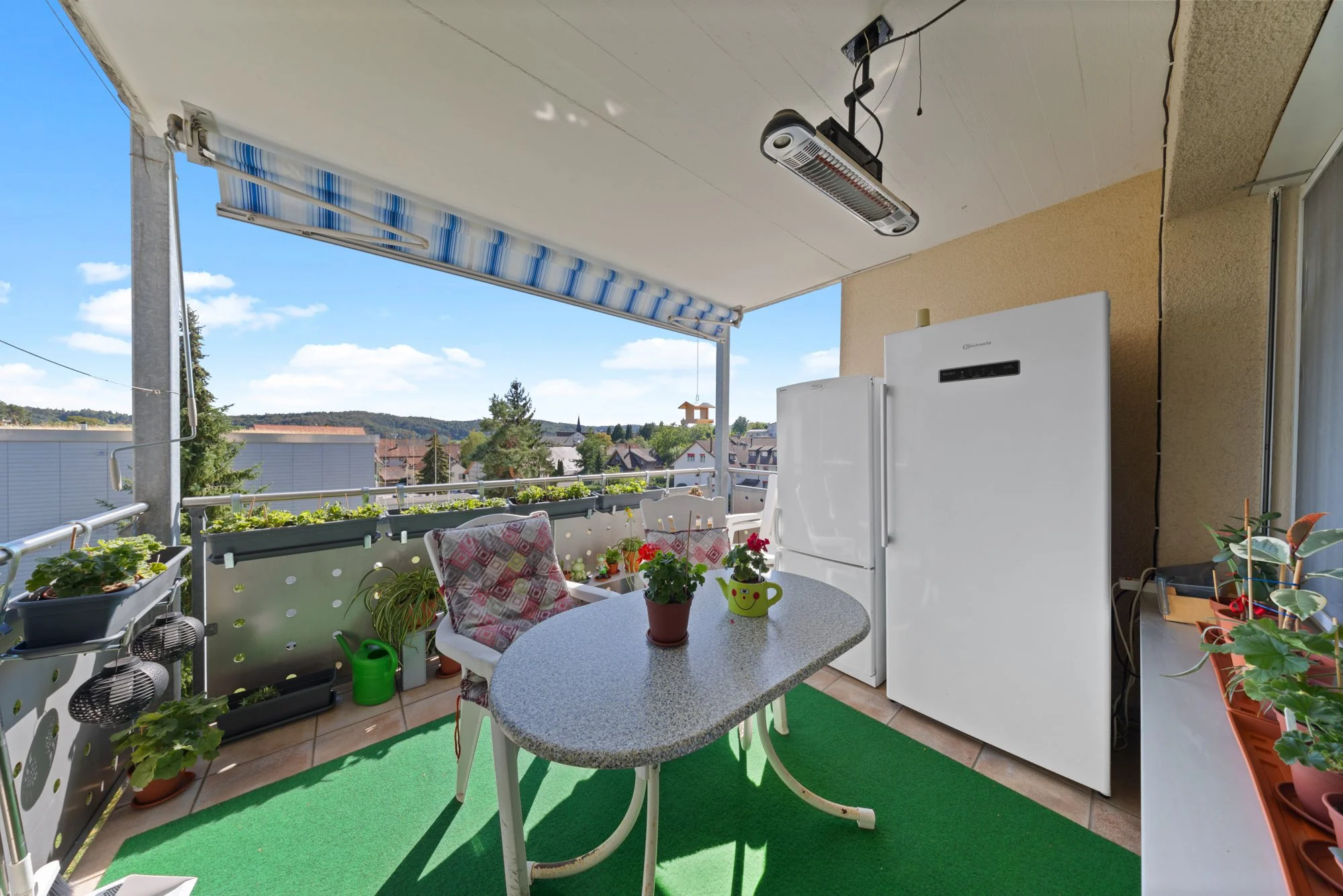 Gedeckter Balkon mit Weitsicht