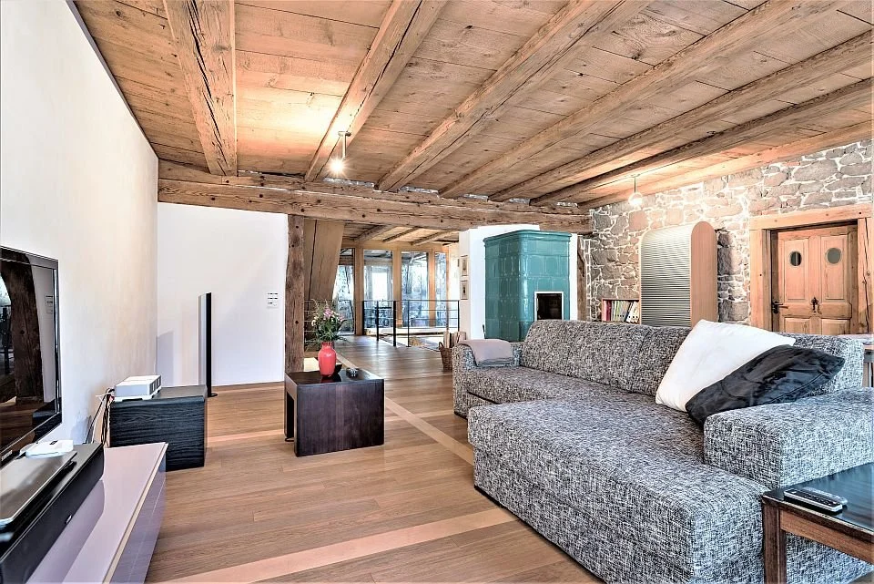 Wohnbereich mit historischer Mauer