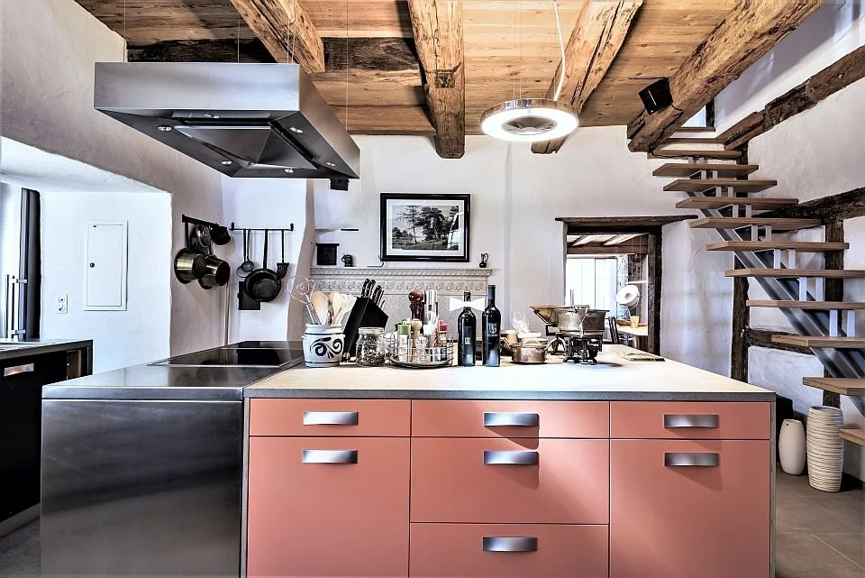 Grosszügige und offene Küche mit altem Herd und Ofen