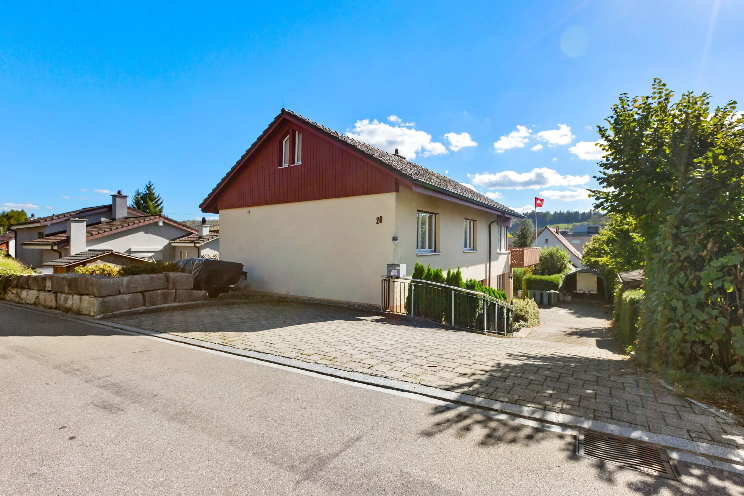 Nordansicht mit Parkplätzen