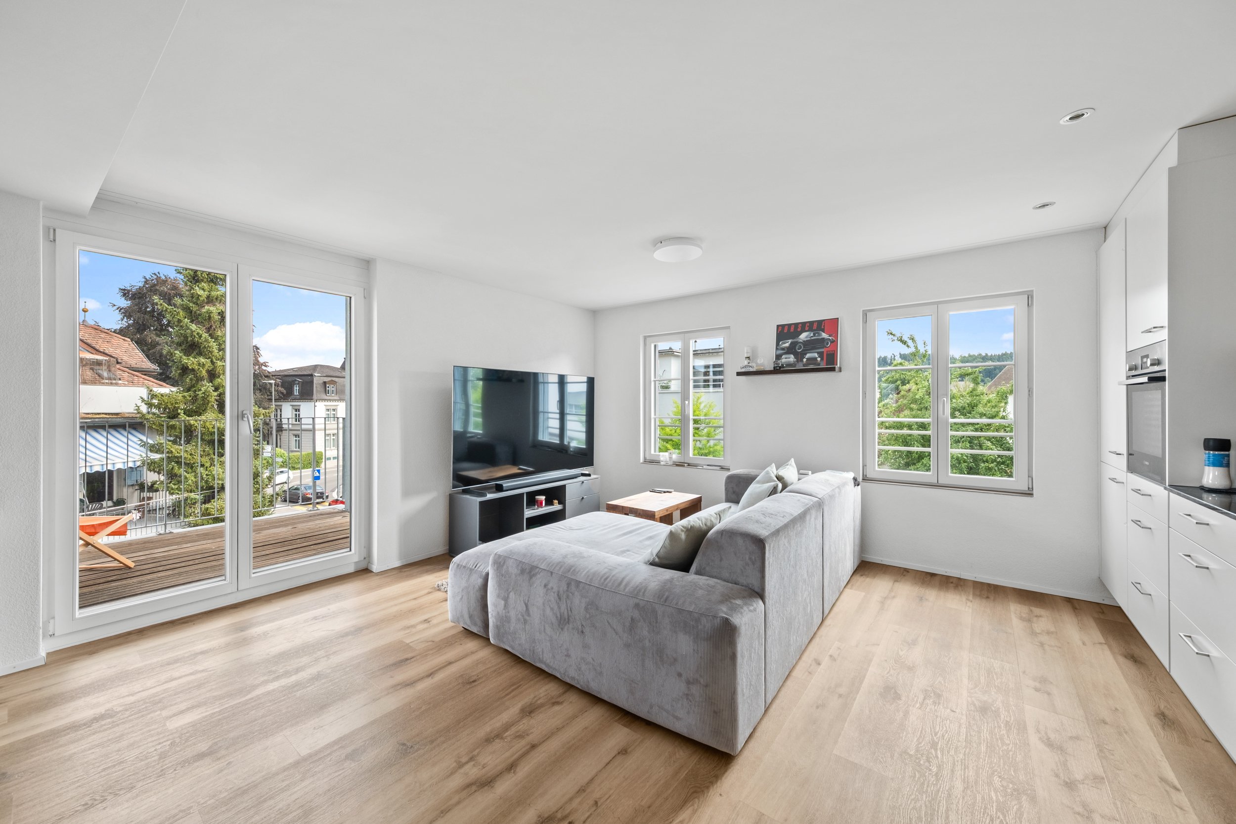 Wohnbereich mit Ausgang auf Balkon im 1. OG