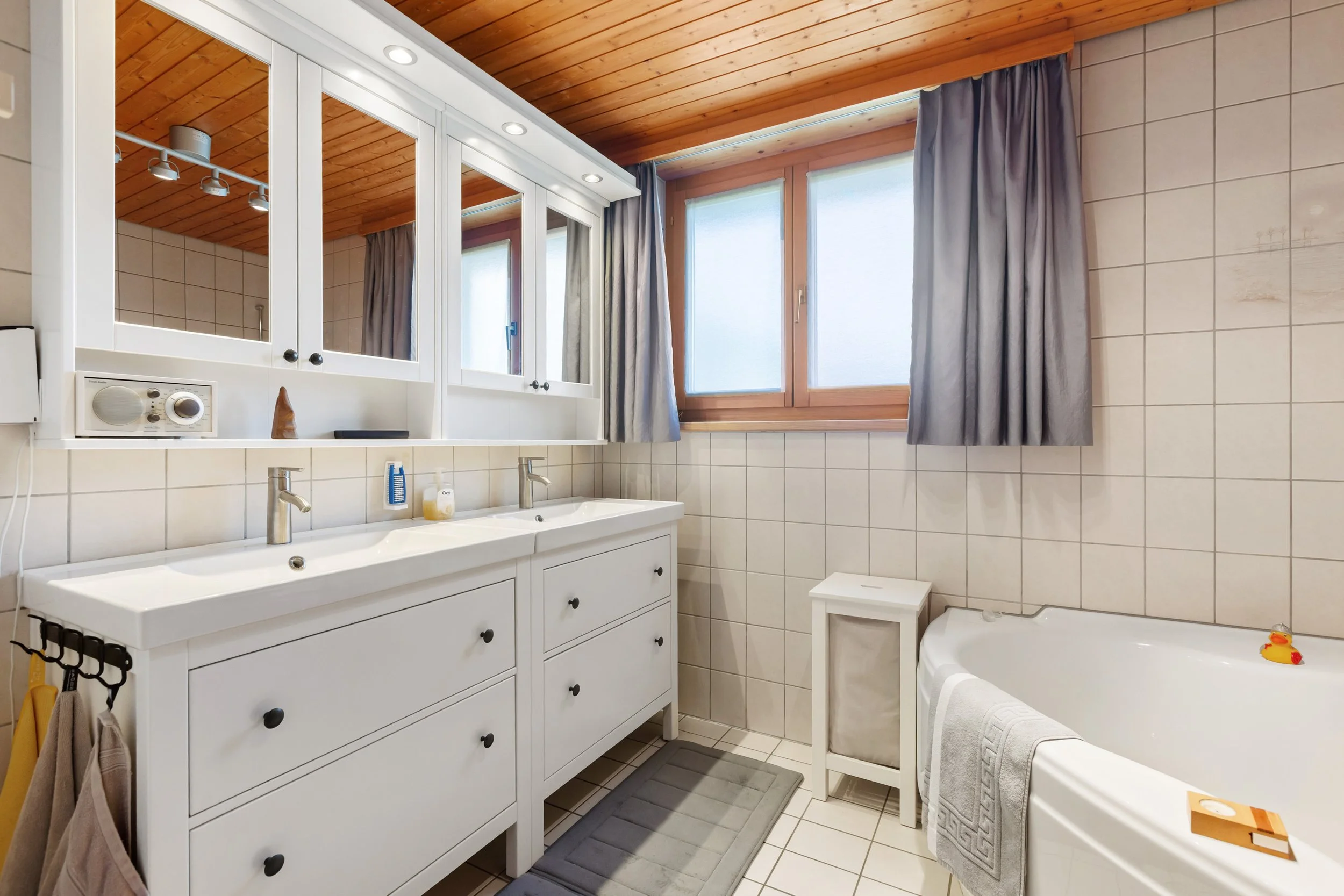 Badezimmer mit Eckbadewanne und Toilette