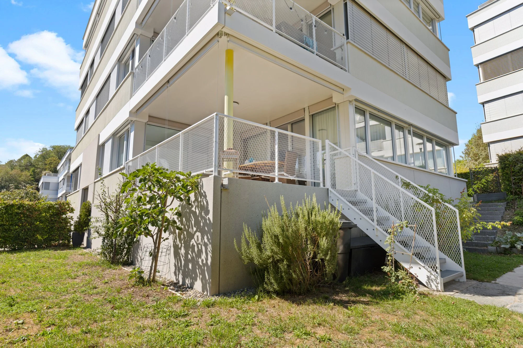 Gartenwohnung mit gedecktem Sitzplatz und Vertikalstoren