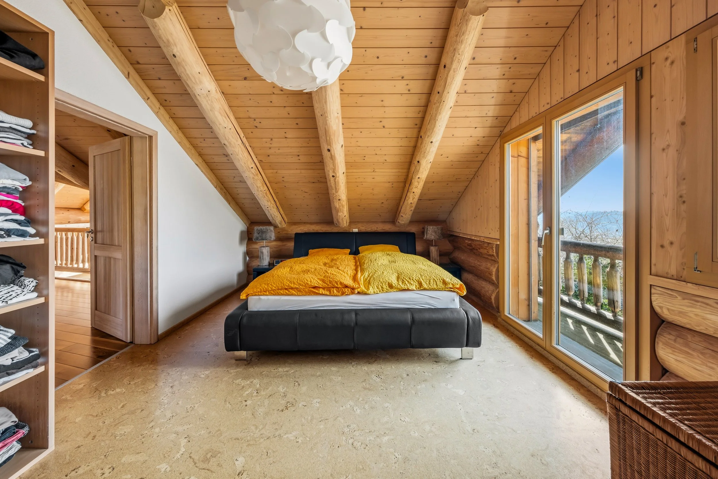 Schlafzimmer mit Korkboden