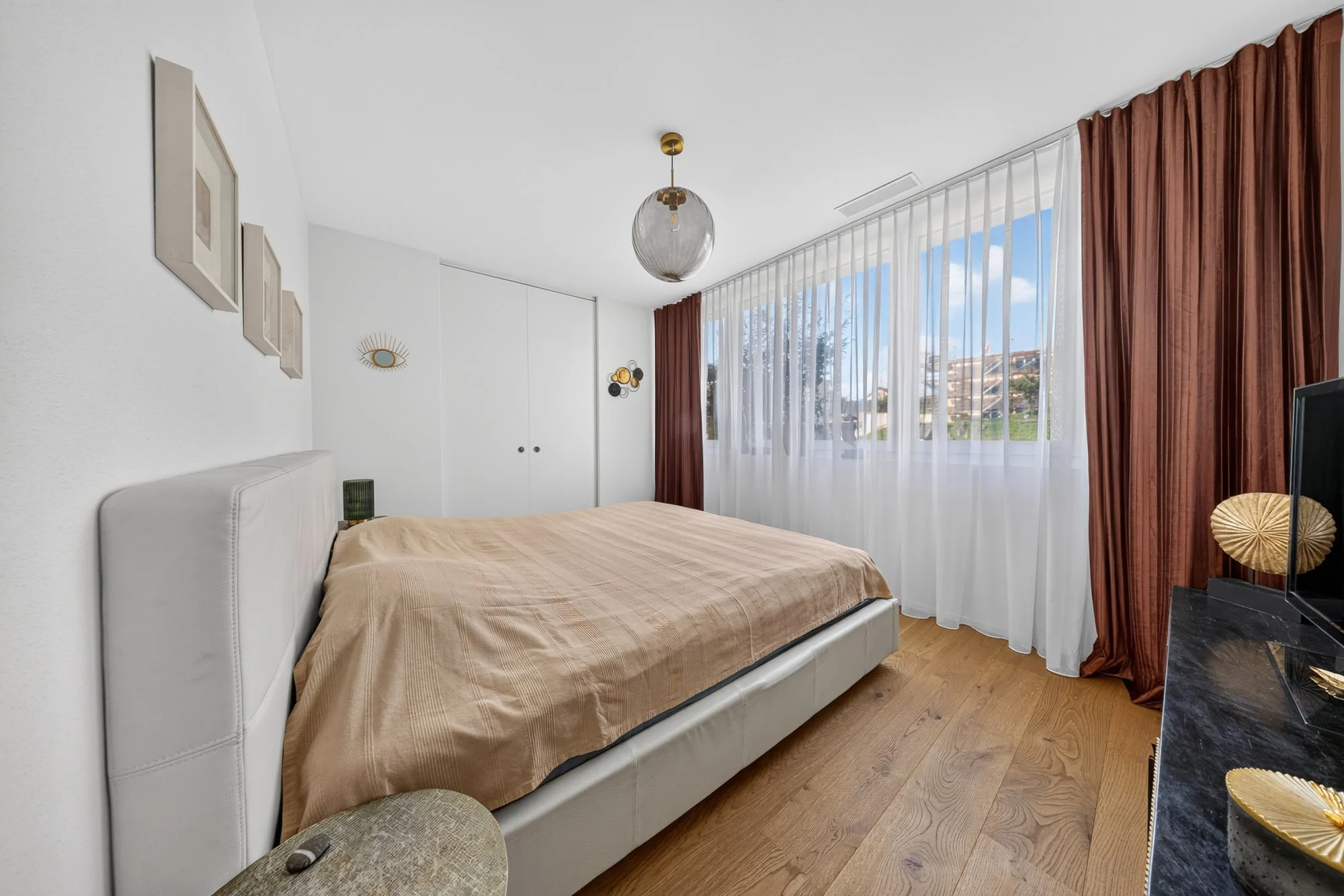 Schlafzimmer mit Ankleidebereich