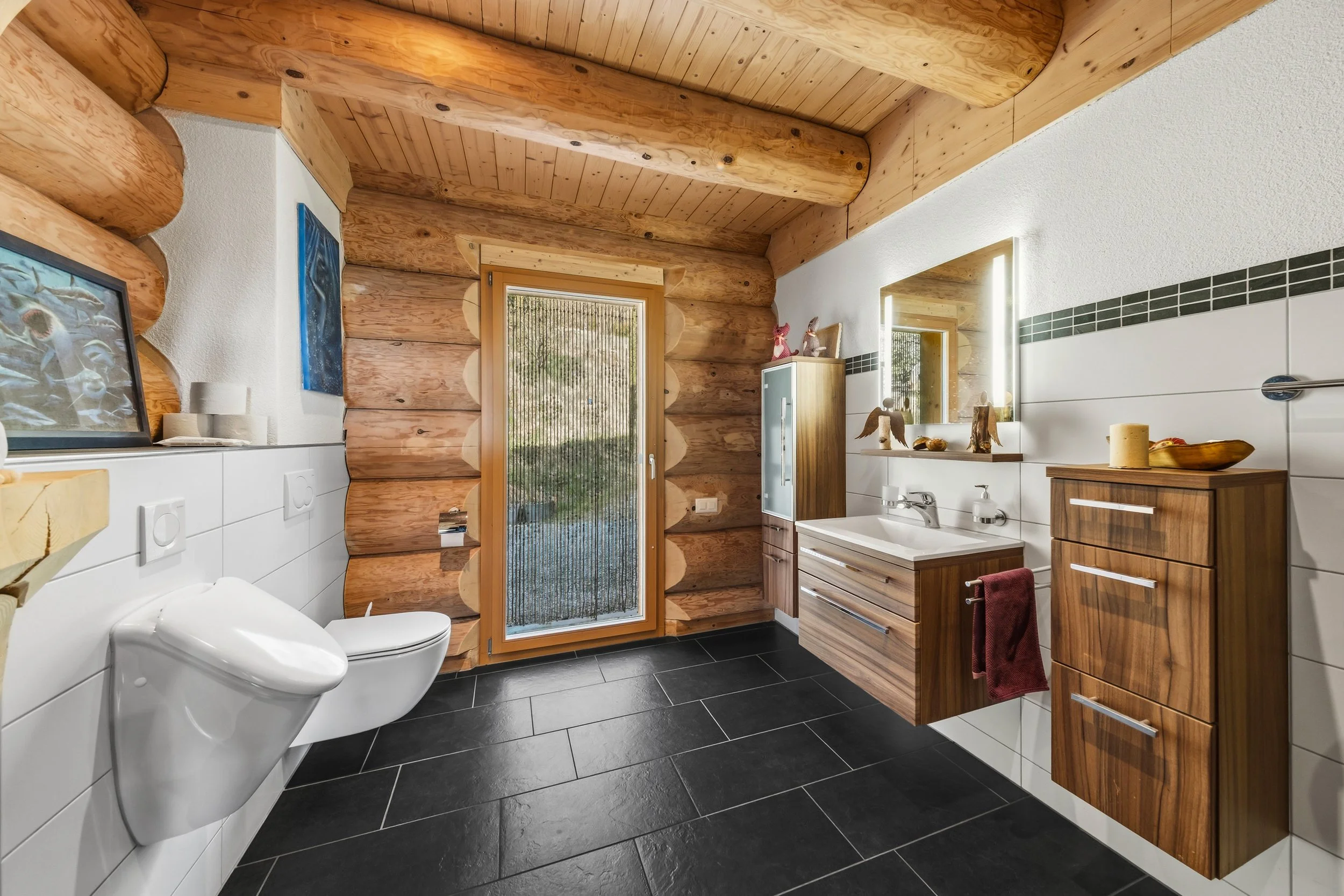 Badezimmer im Erdgeschoss mit Dusche und Pissoir