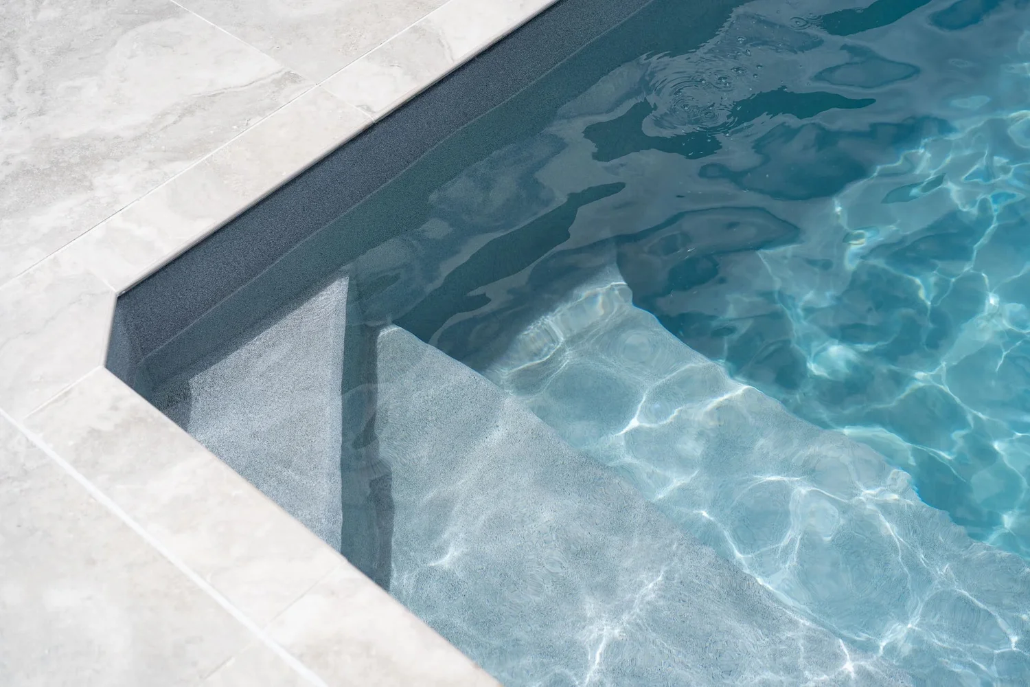 Resort-style pool and outdoor living environment by Agua Vida