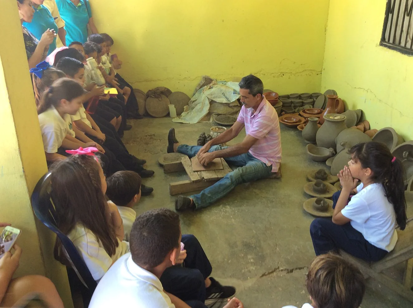 Niños del Colegio Guayamurí participan en taller vivencial con el maestro alfarero Jaime Valderrama